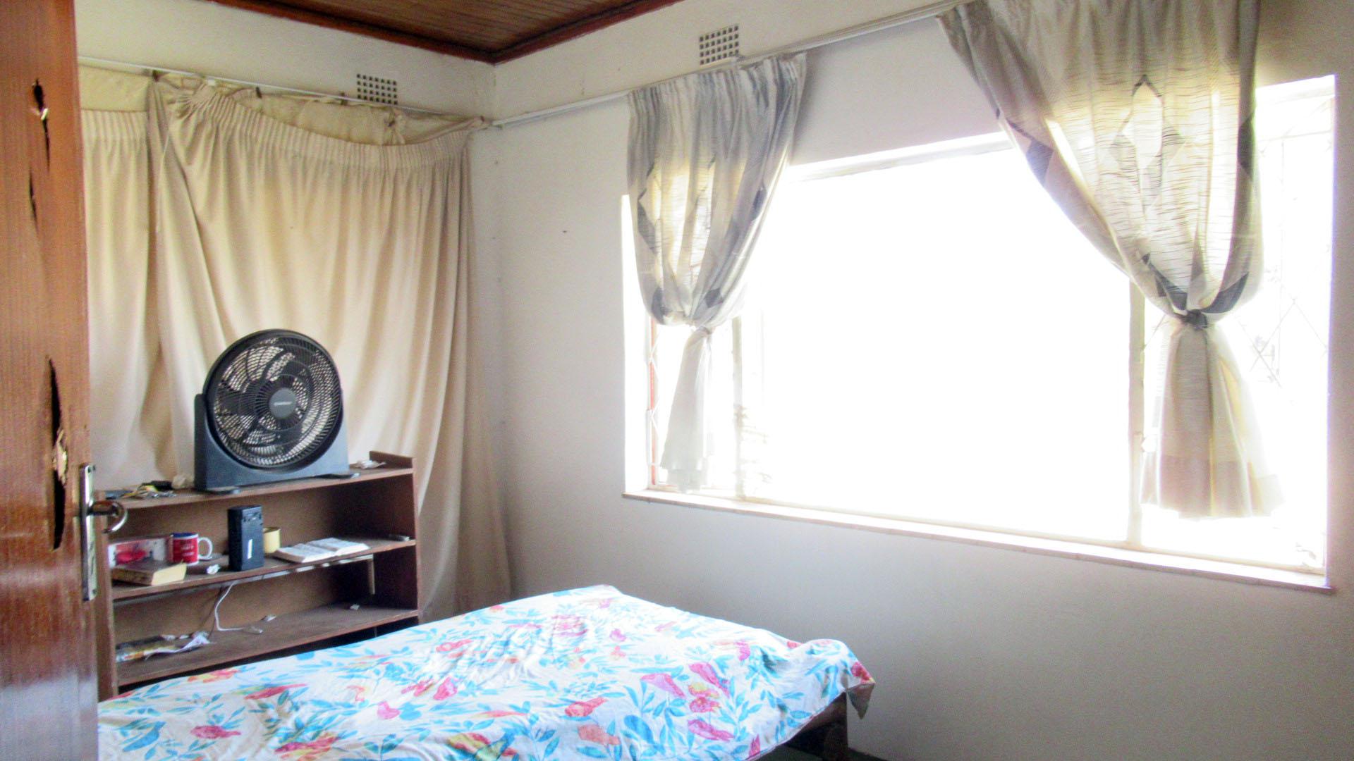 Bed Room 1 - 14 square meters of property in Farm Haakdoornboom