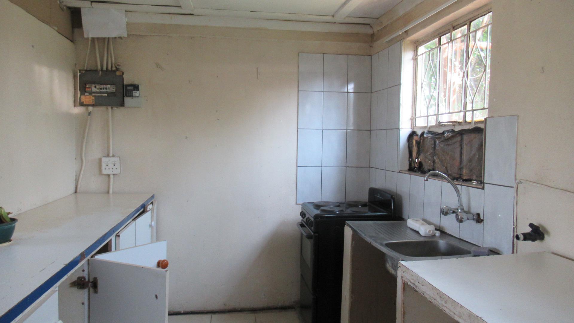 Kitchen - 73 square meters of property in Farm Haakdoornboom