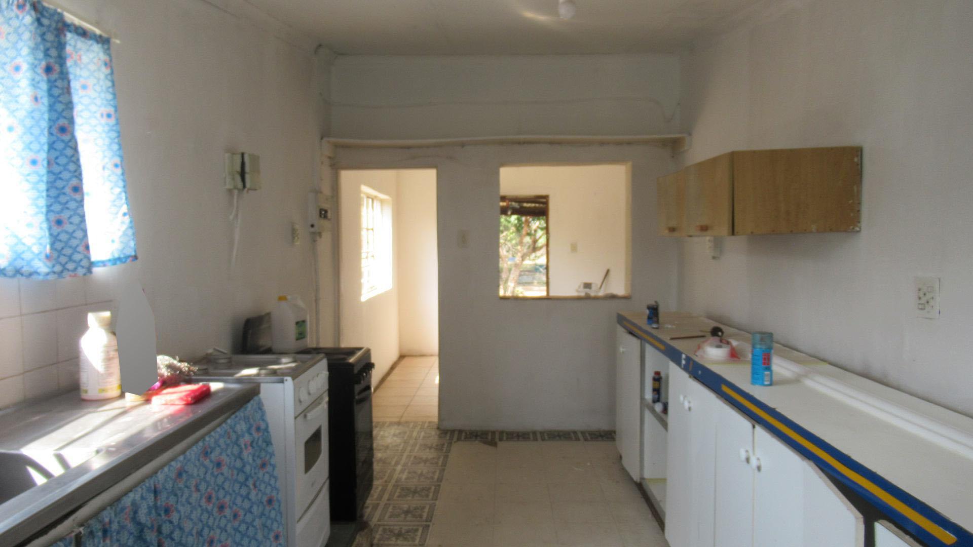 Kitchen - 73 square meters of property in Farm Haakdoornboom
