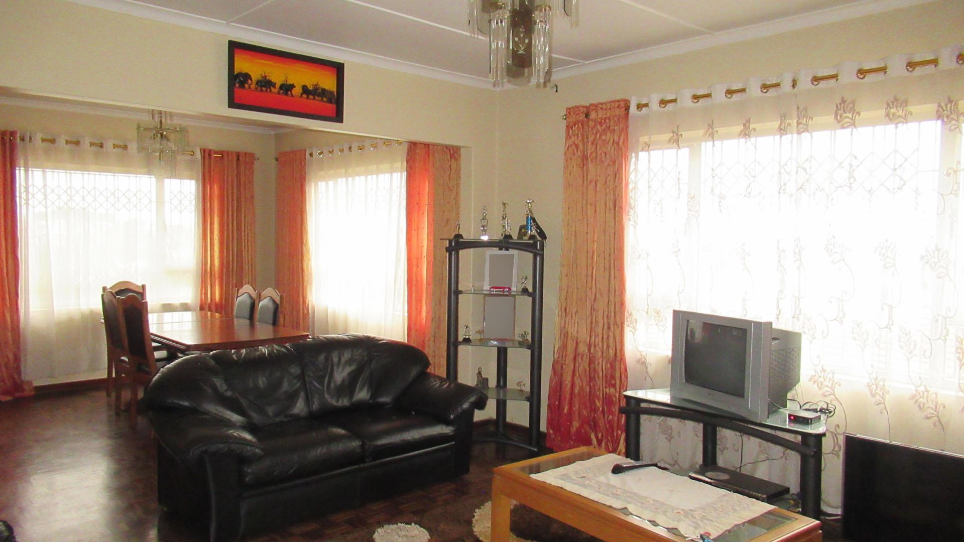 Lounges - 23 square meters of property in Silverglen