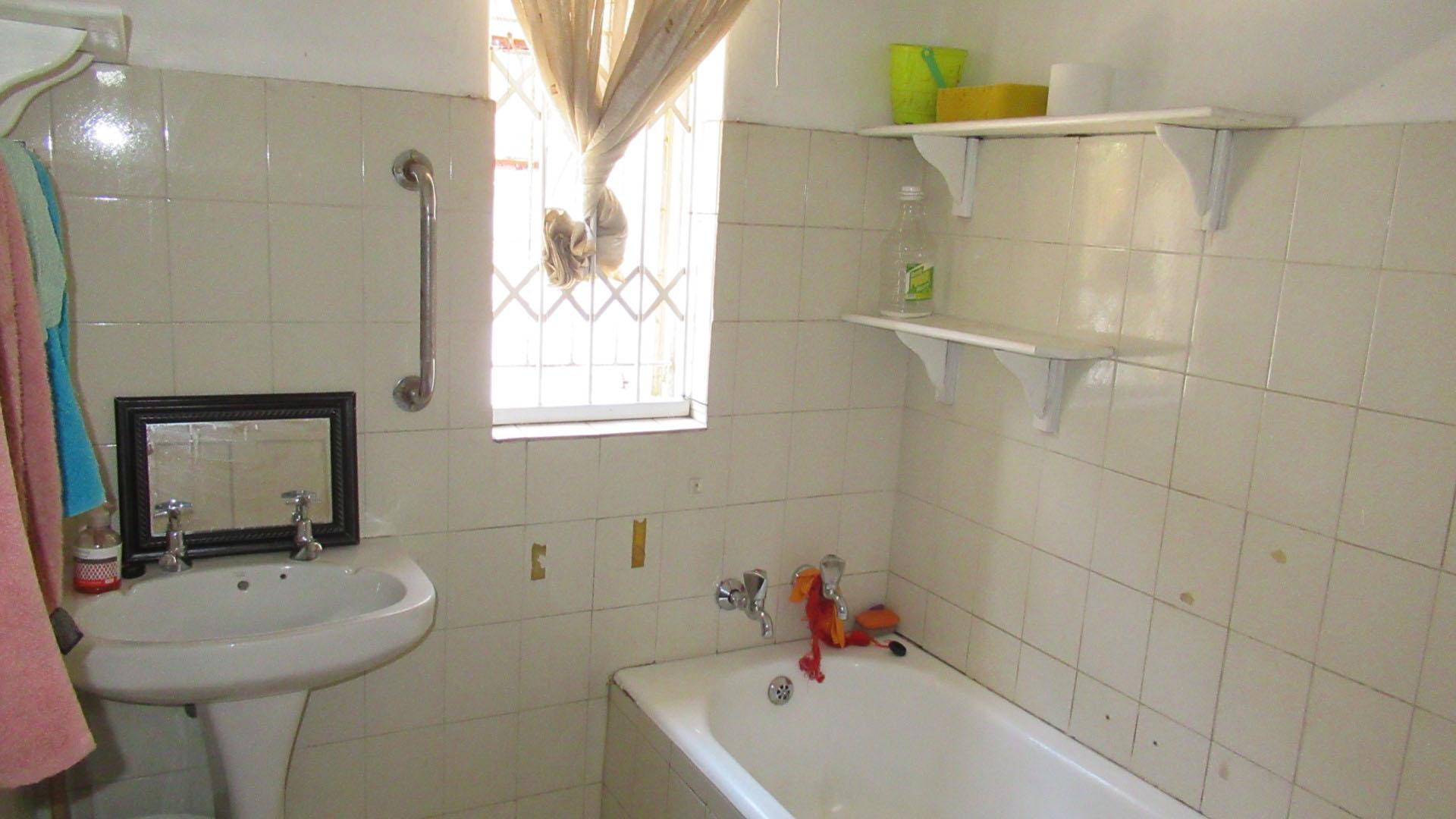 Bathroom 1 - 6 square meters of property in Turffontein