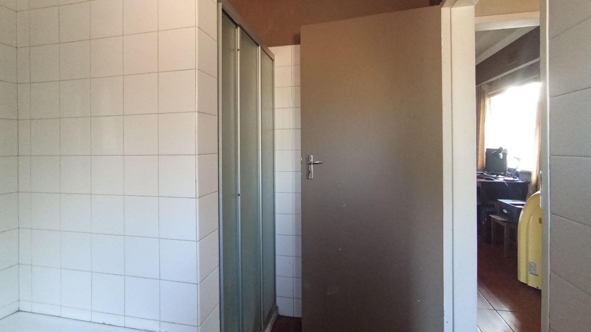 Bathroom 1 - 8 square meters of property in Capital Park