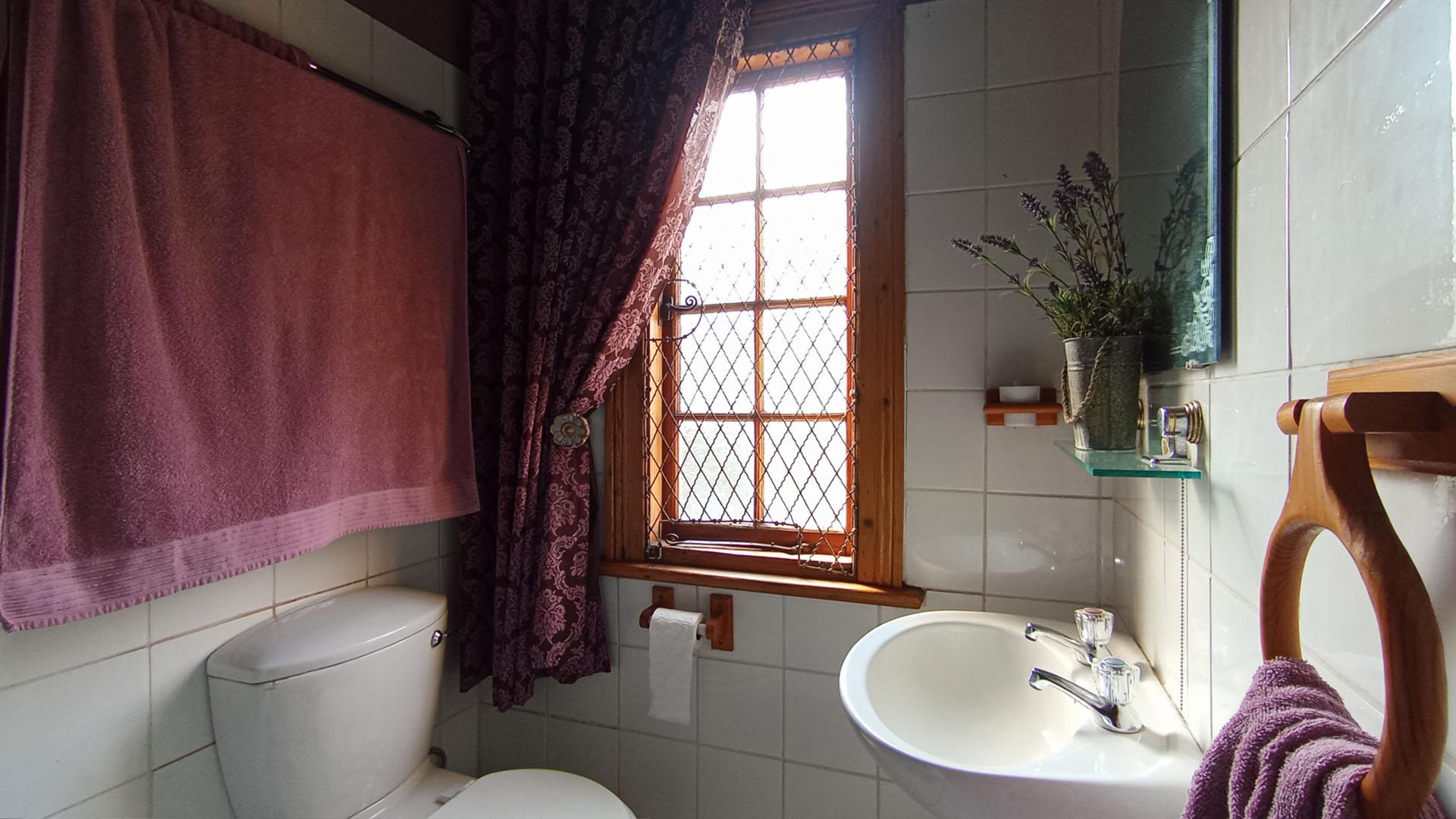 Bathroom 2 - 4 square meters of property in Capital Park