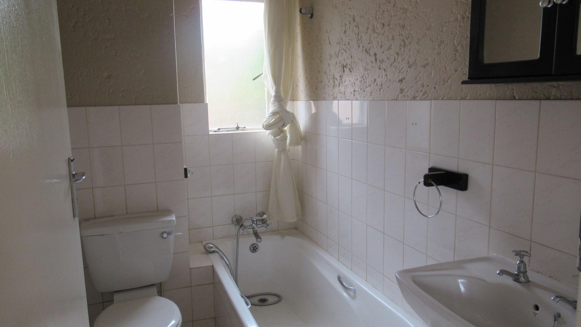 Bathroom 1 - 4 square meters of property in Glen Marais