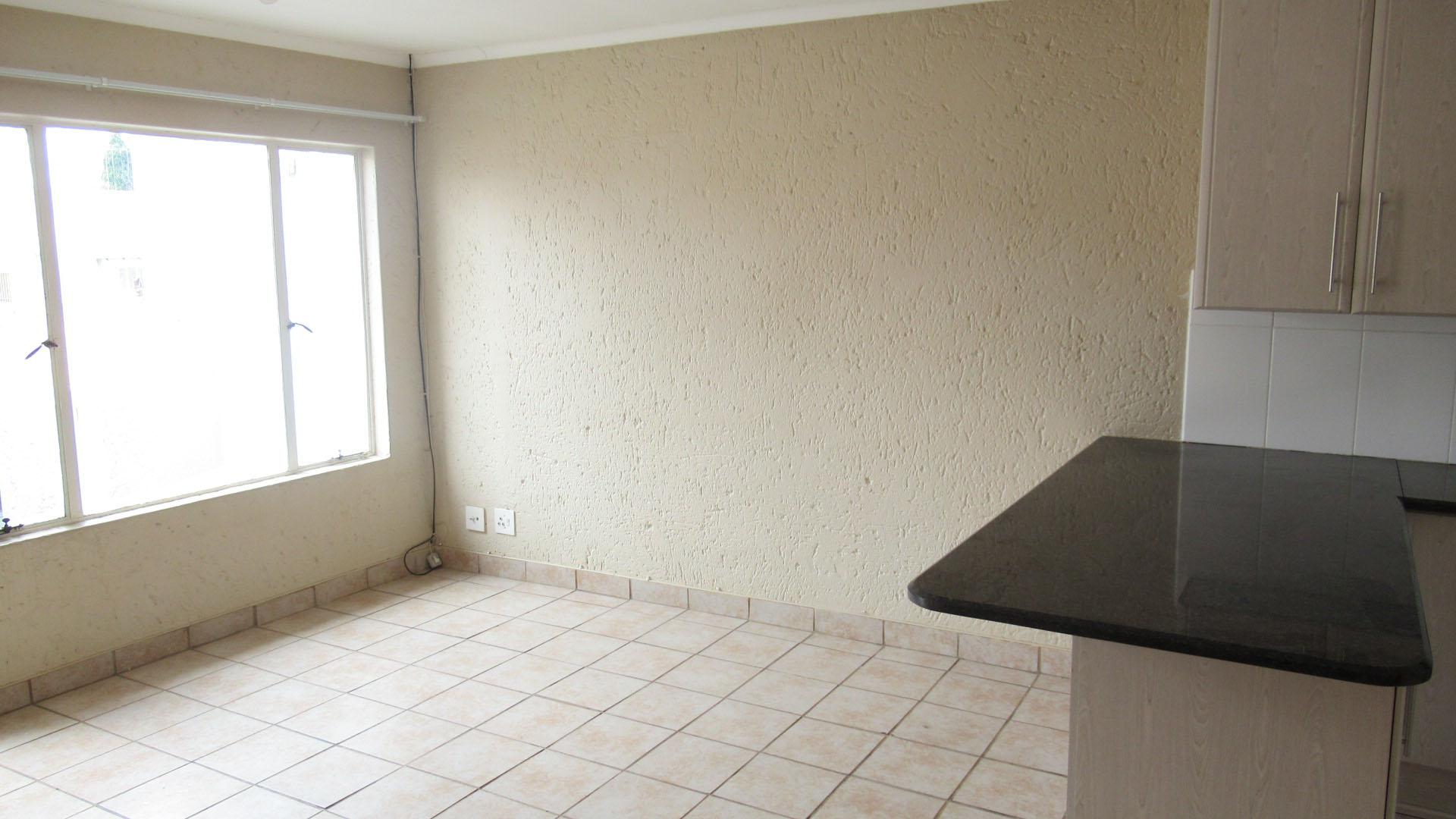 Lounges - 11 square meters of property in Glen Marais