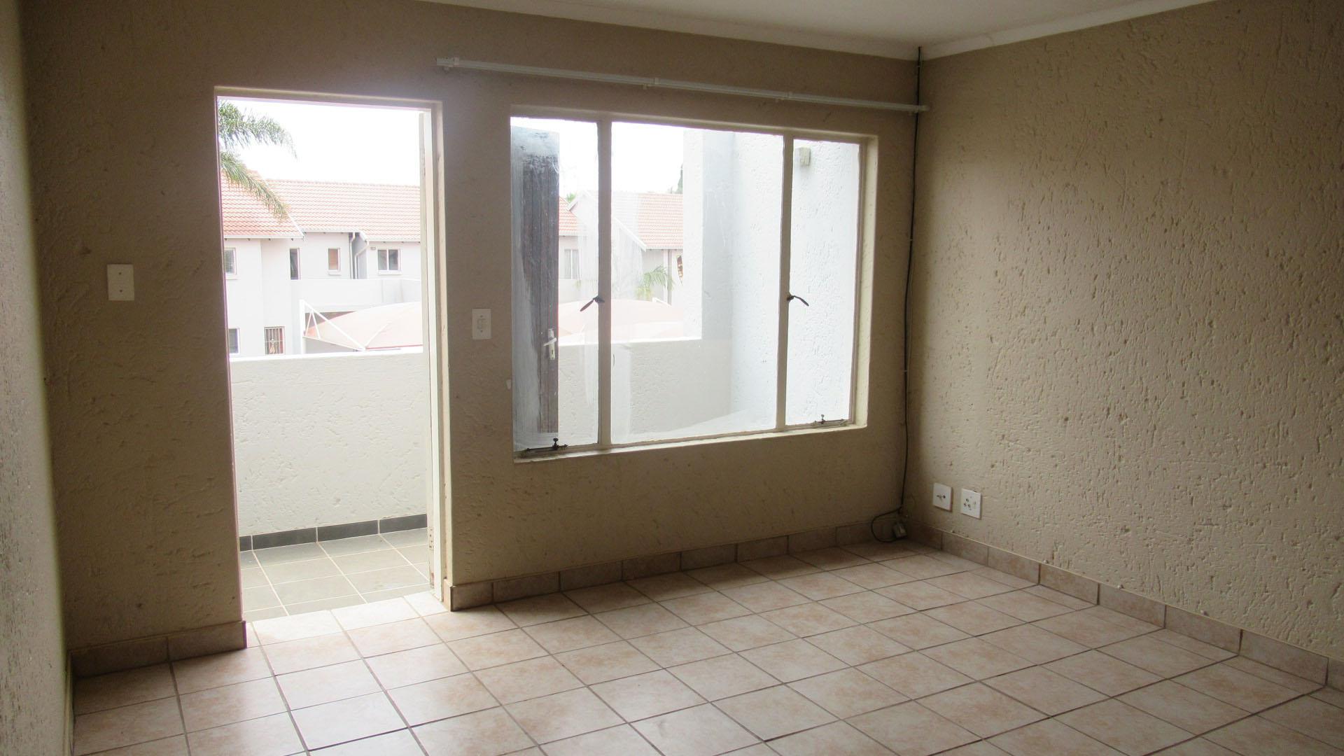 Lounges - 11 square meters of property in Glen Marais
