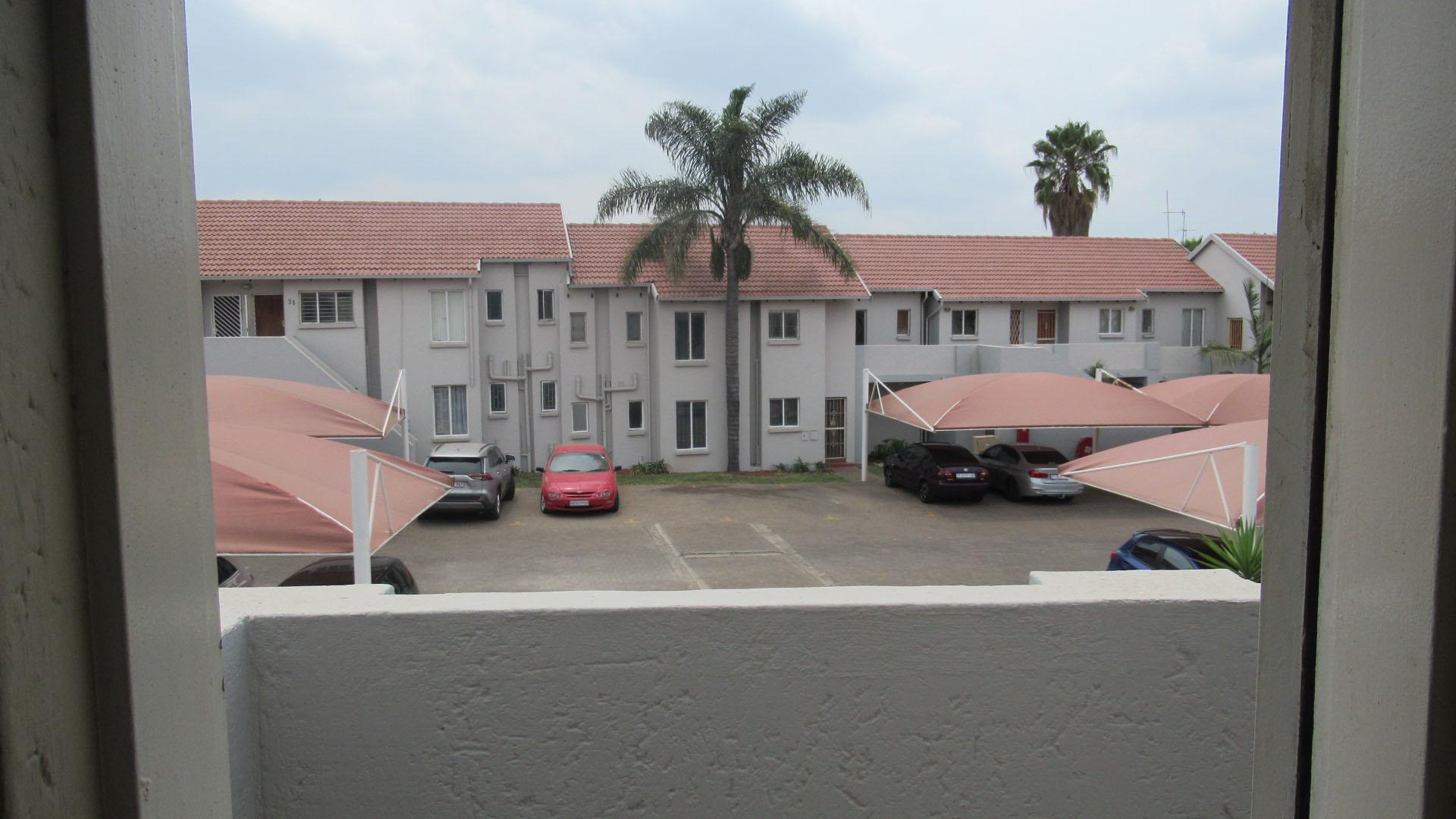 Lounges - 11 square meters of property in Glen Marais