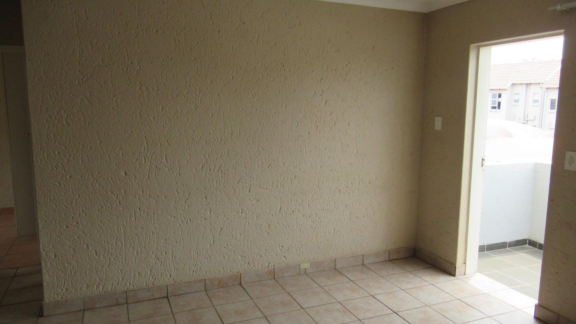 Lounges - 11 square meters of property in Glen Marais