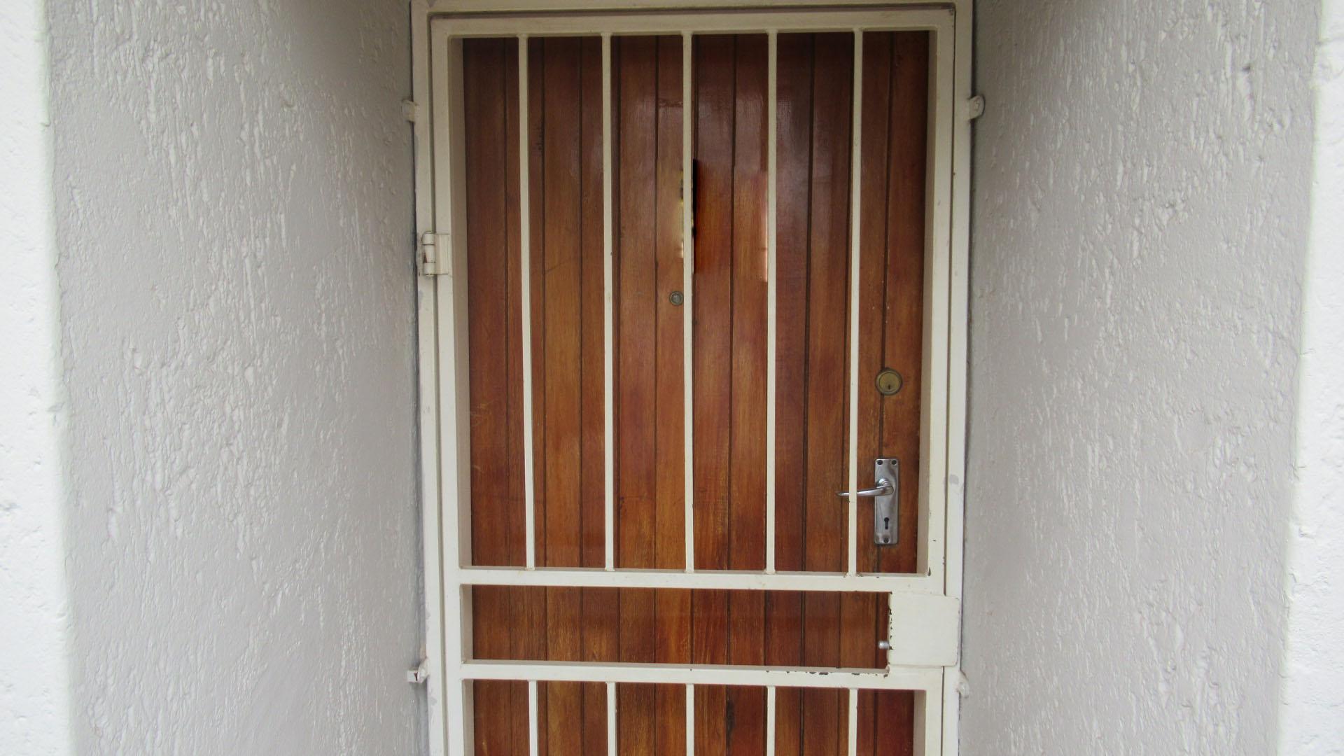 Front View of property in Glen Marais