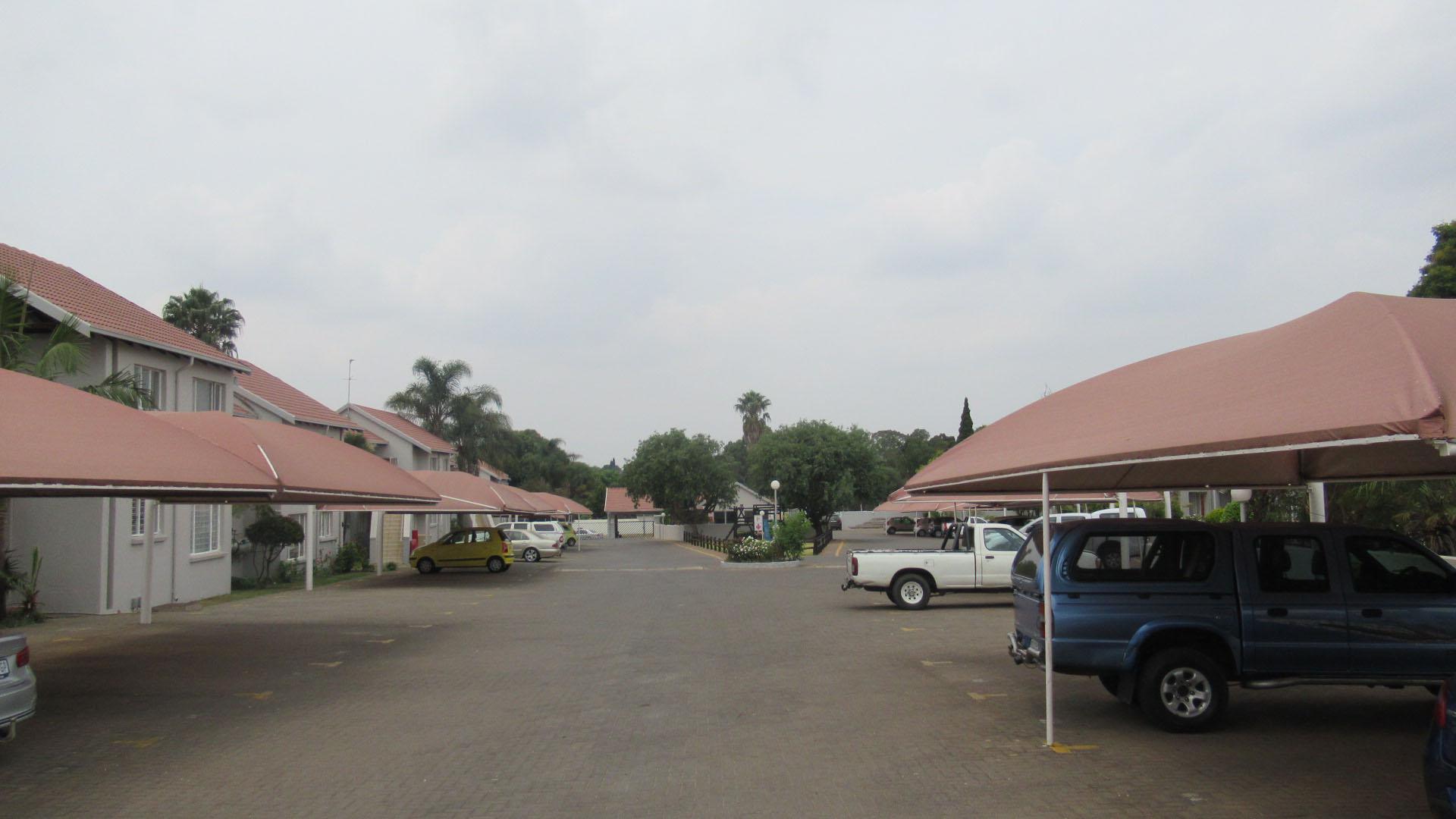 Front View of property in Glen Marais