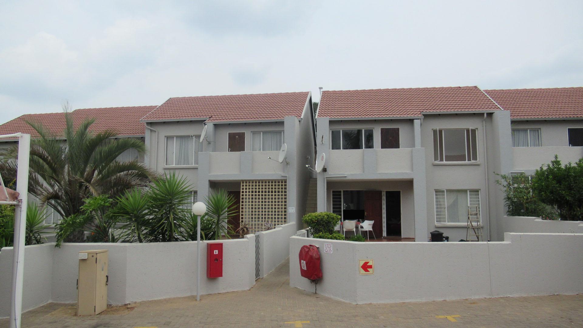 Front View of property in Glen Marais