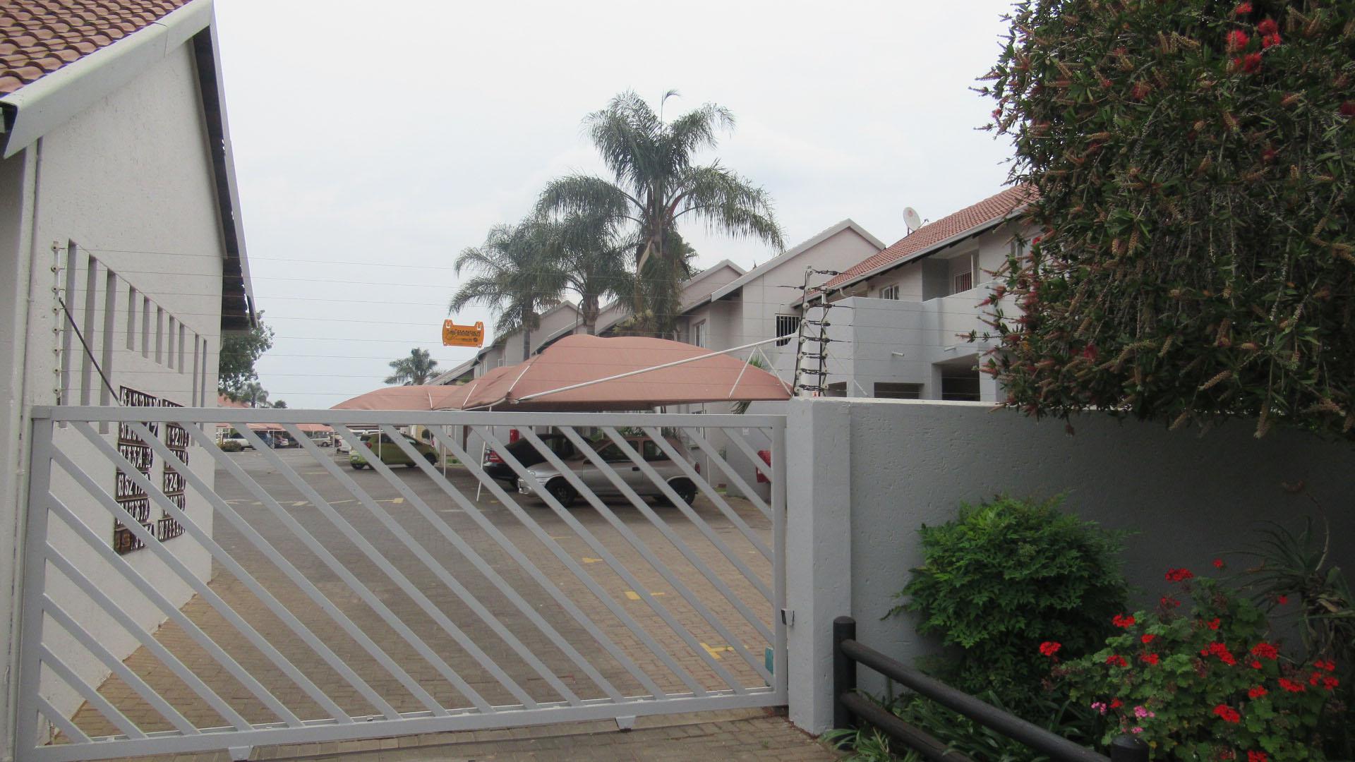 Front View of property in Glen Marais
