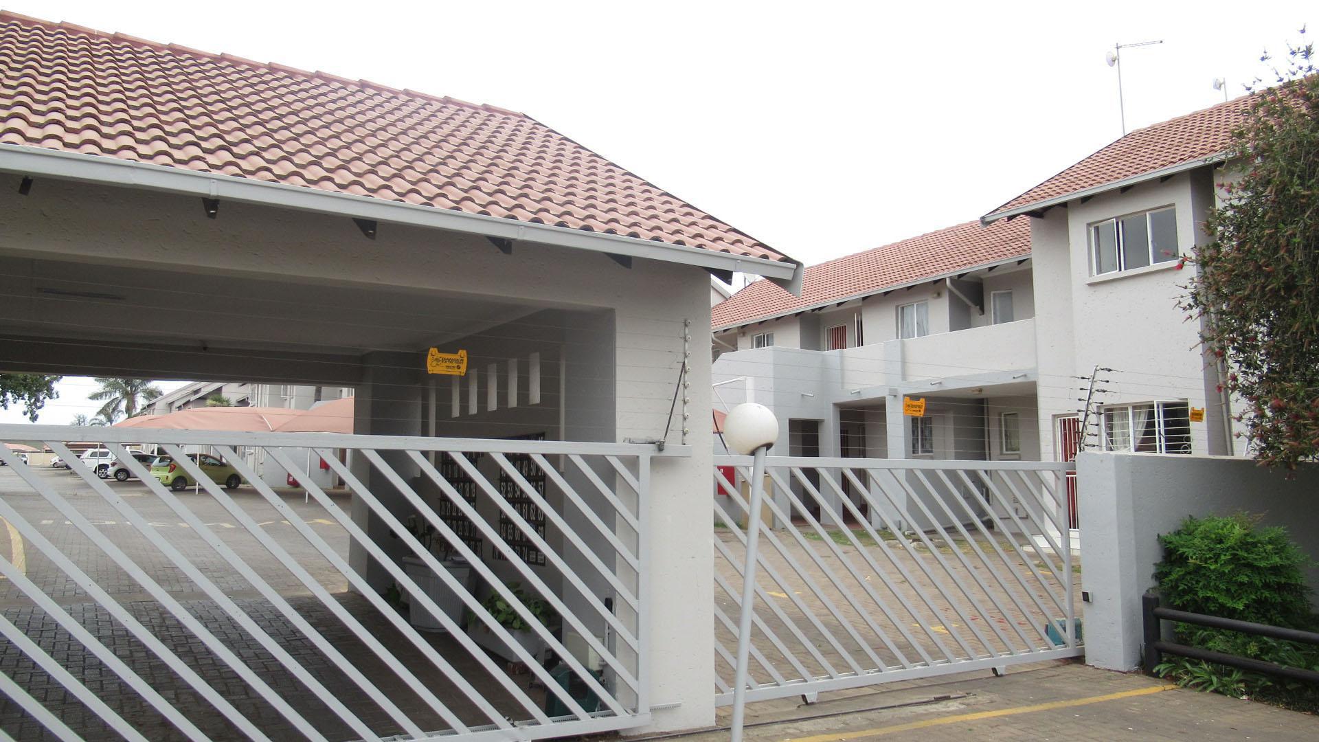 Front View of property in Glen Marais