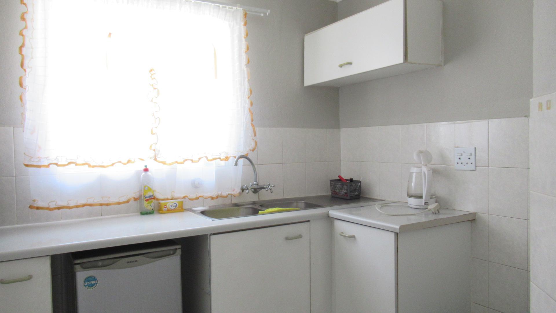 Kitchen - 7 square meters of property in Vorna Valley