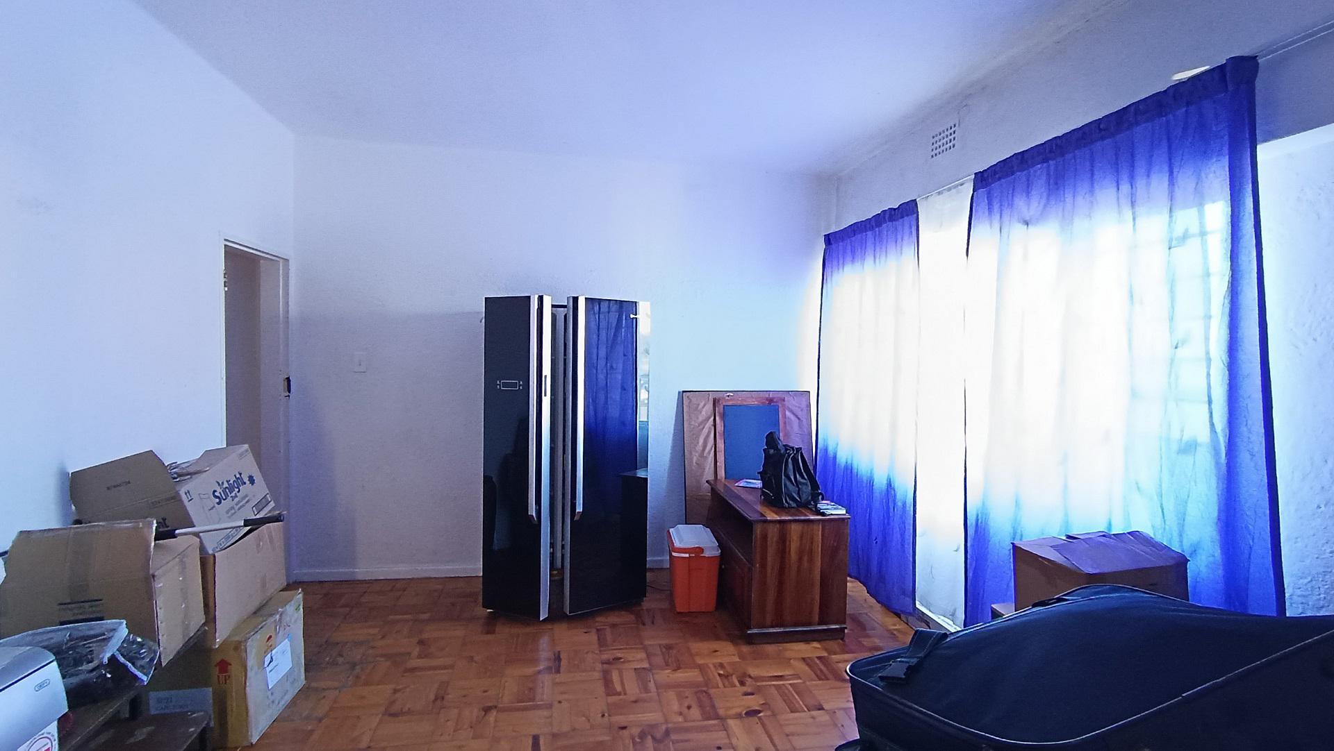 Lounges - 20 square meters of property in Parow Central
