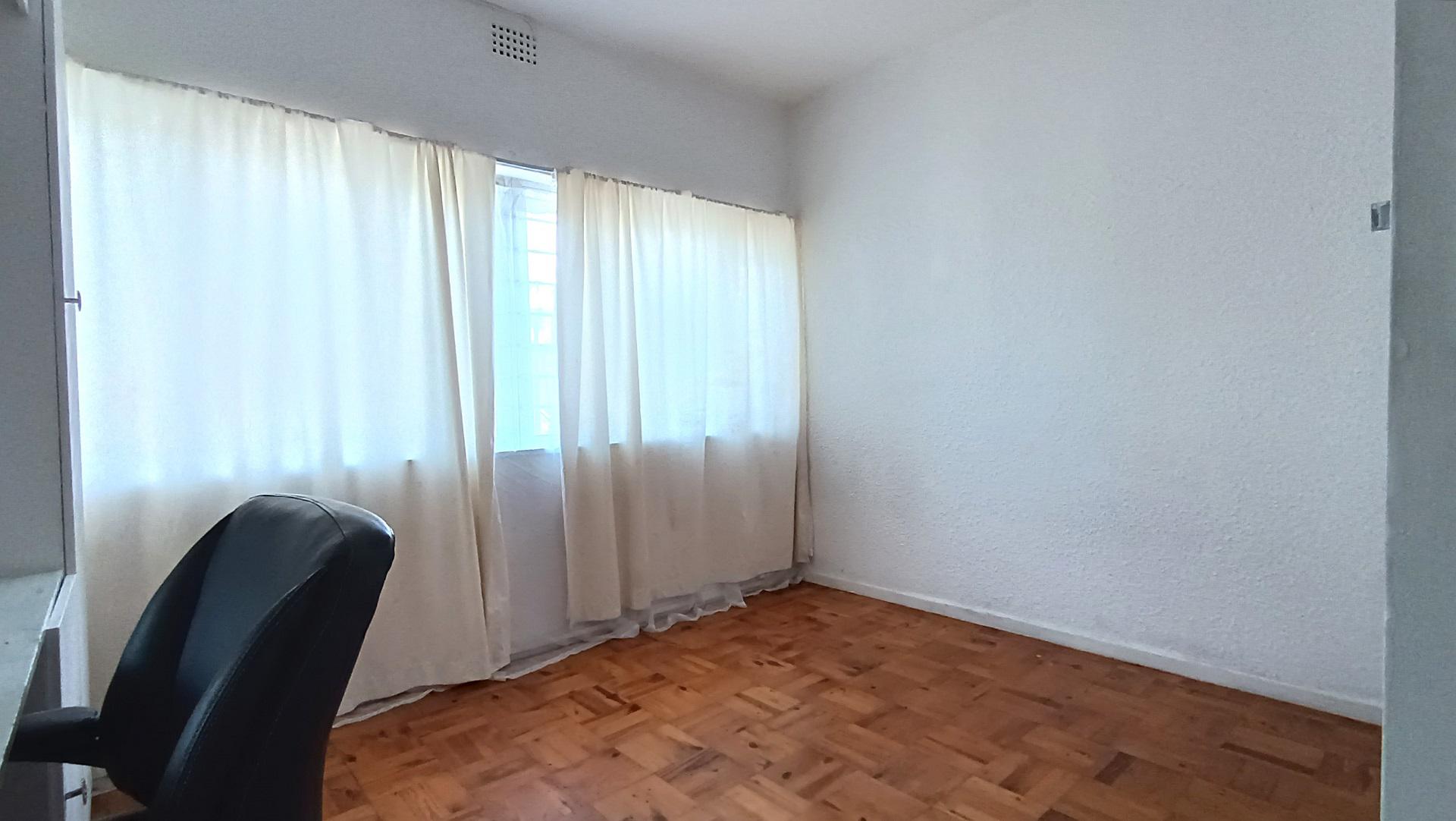 Bed Room 2 - 16 square meters of property in Parow Central