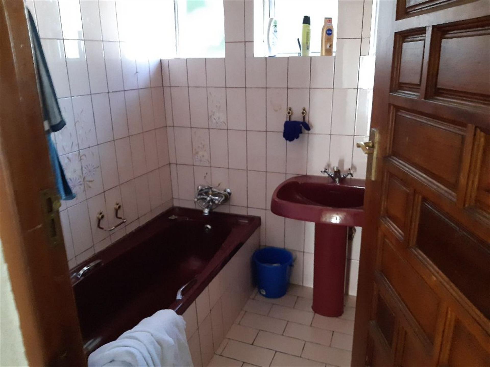 Bathroom 2 of property in Savoy Estate 