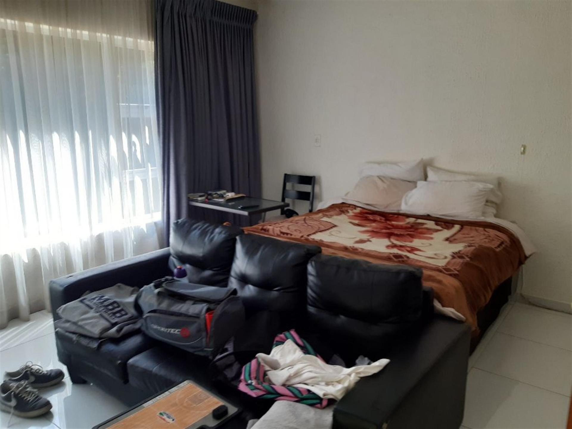 Main Bedroom of property in Savoy Estate 