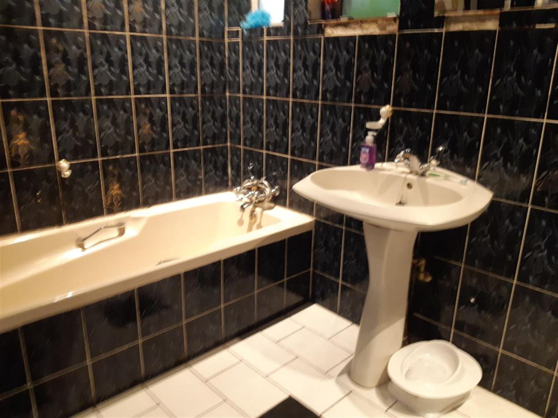 Bathroom 1 of property in Savoy Estate 