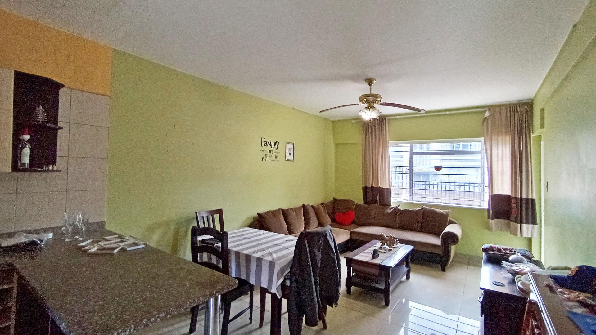 Lounges - 21 square meters of property in Bulwer (Dbn)