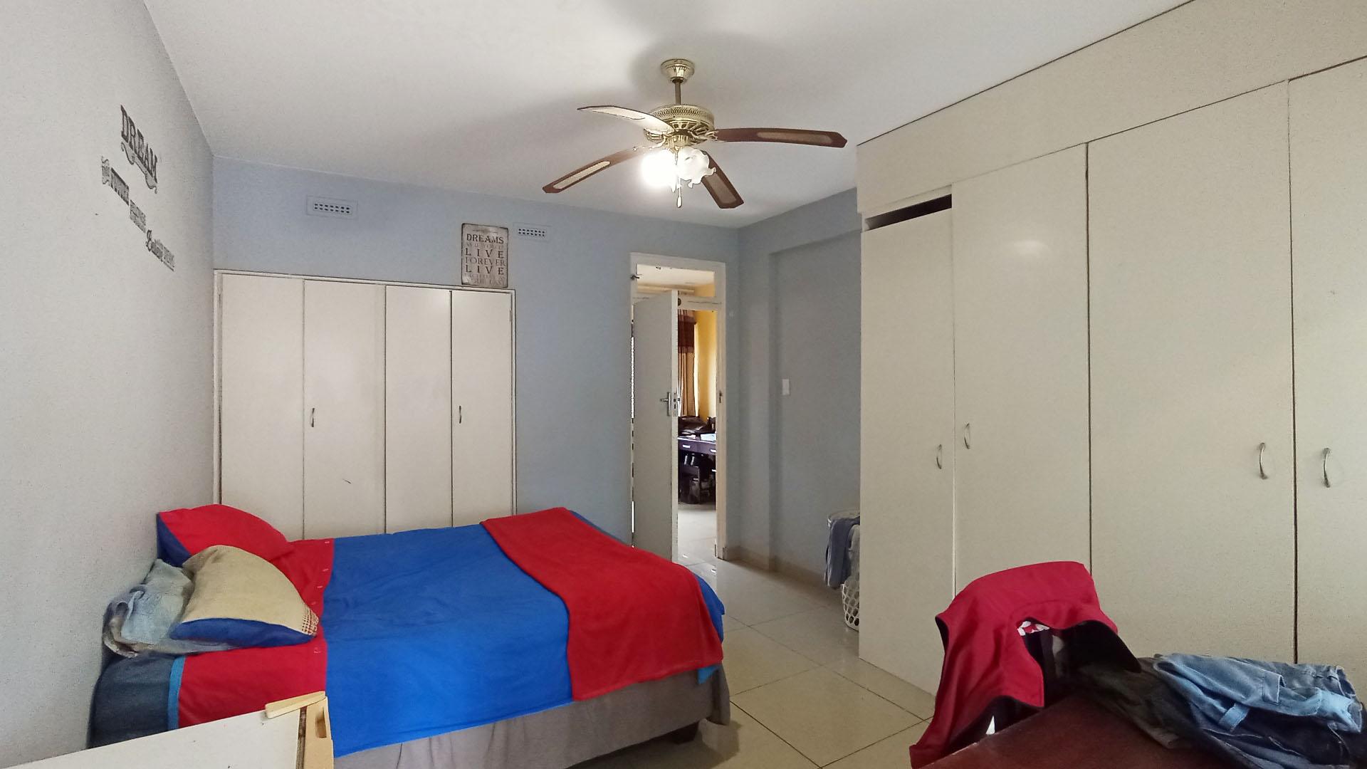 Bed Room 1 - 20 square meters of property in Bulwer (Dbn)