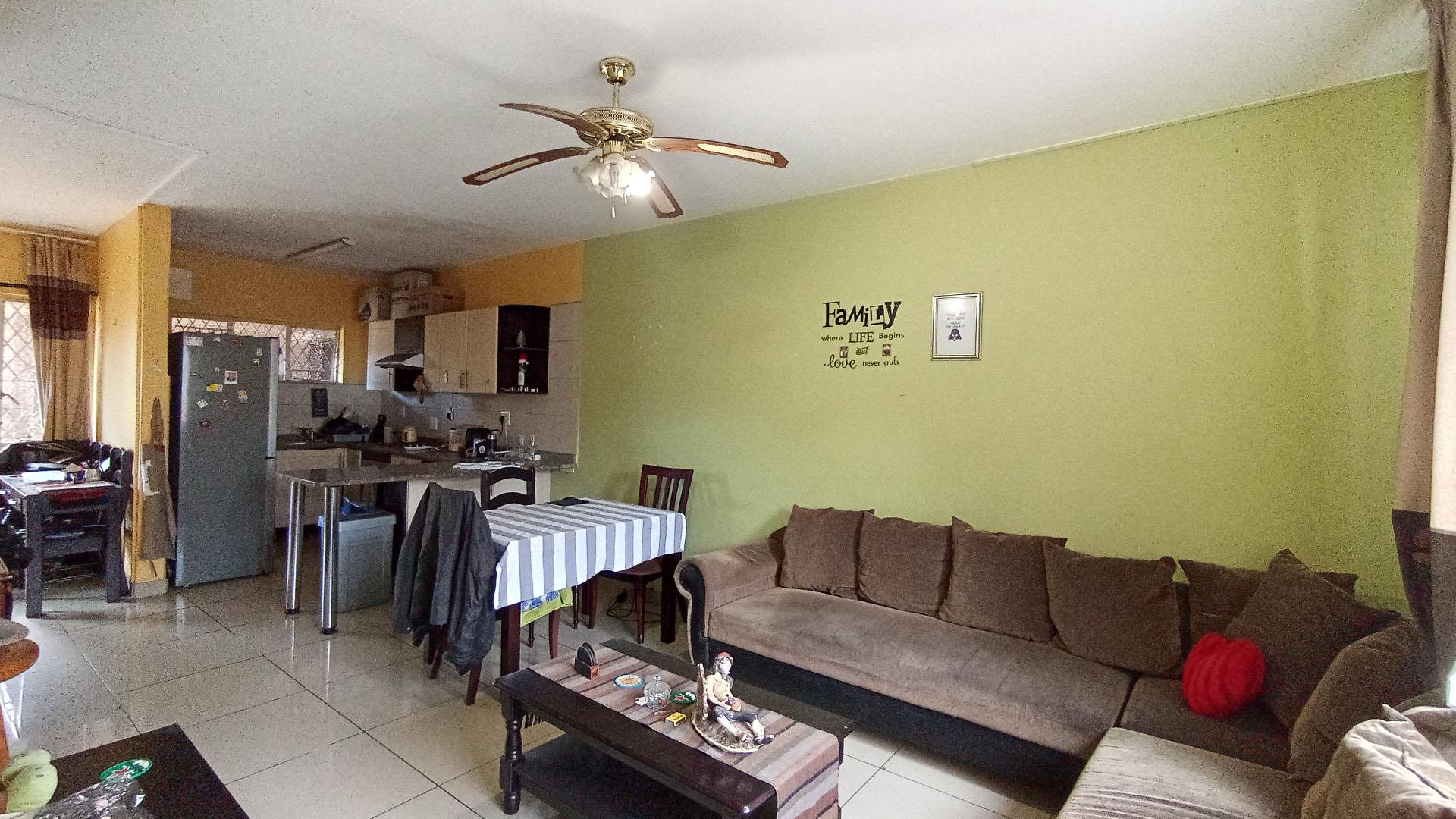 Lounges - 21 square meters of property in Bulwer (Dbn)