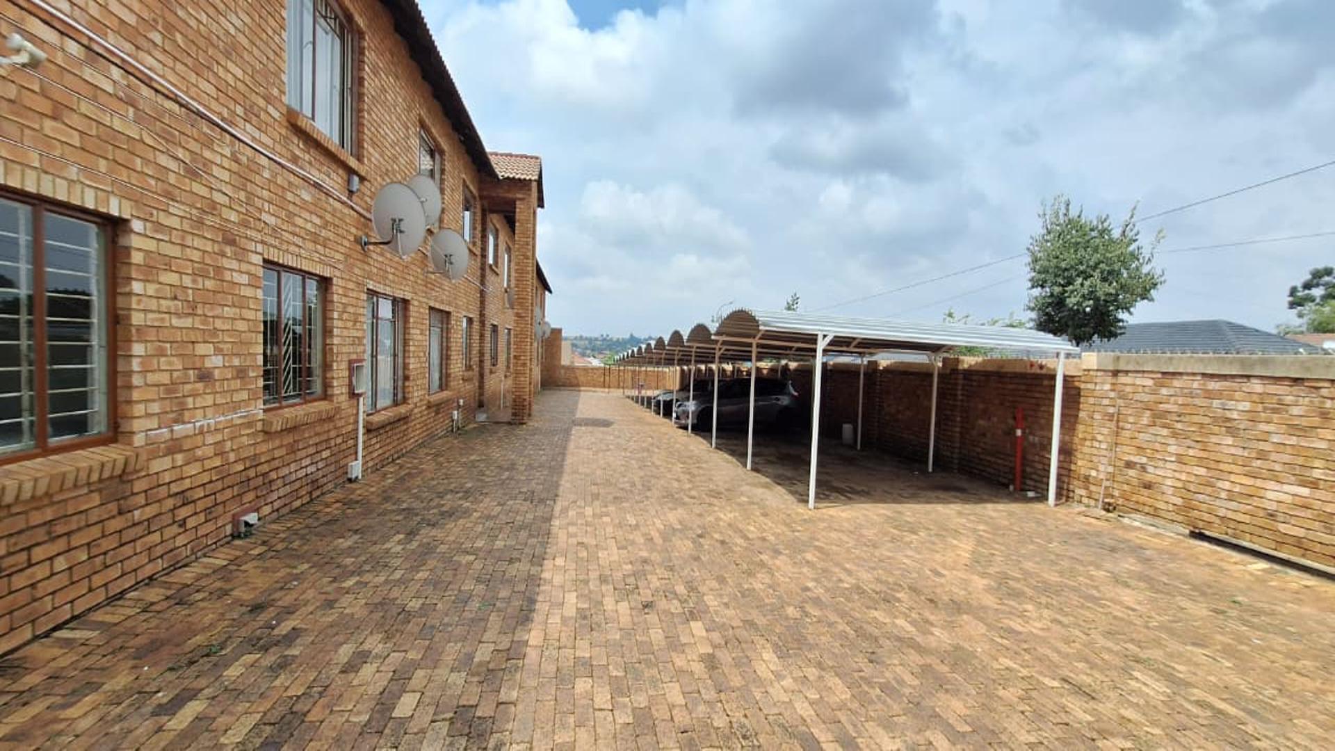 Front View of property in Greenhills