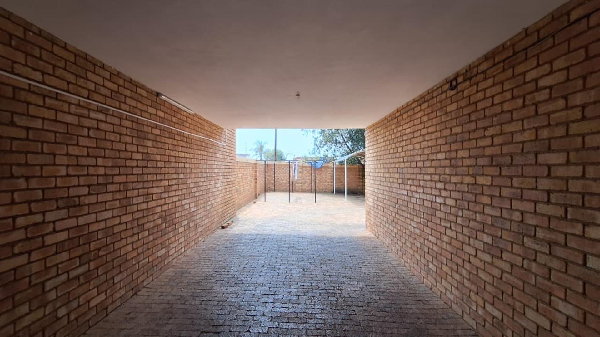 Front View of property in Greenhills