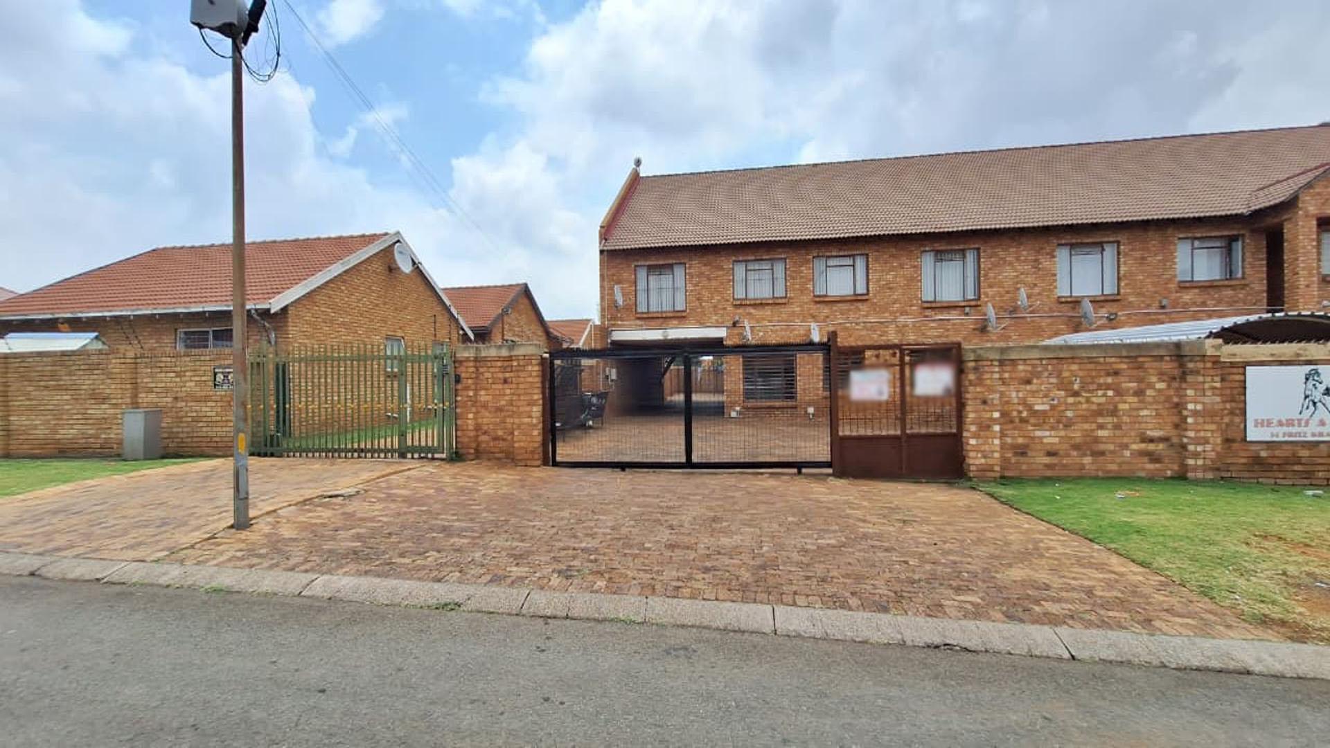 Front View of property in Greenhills