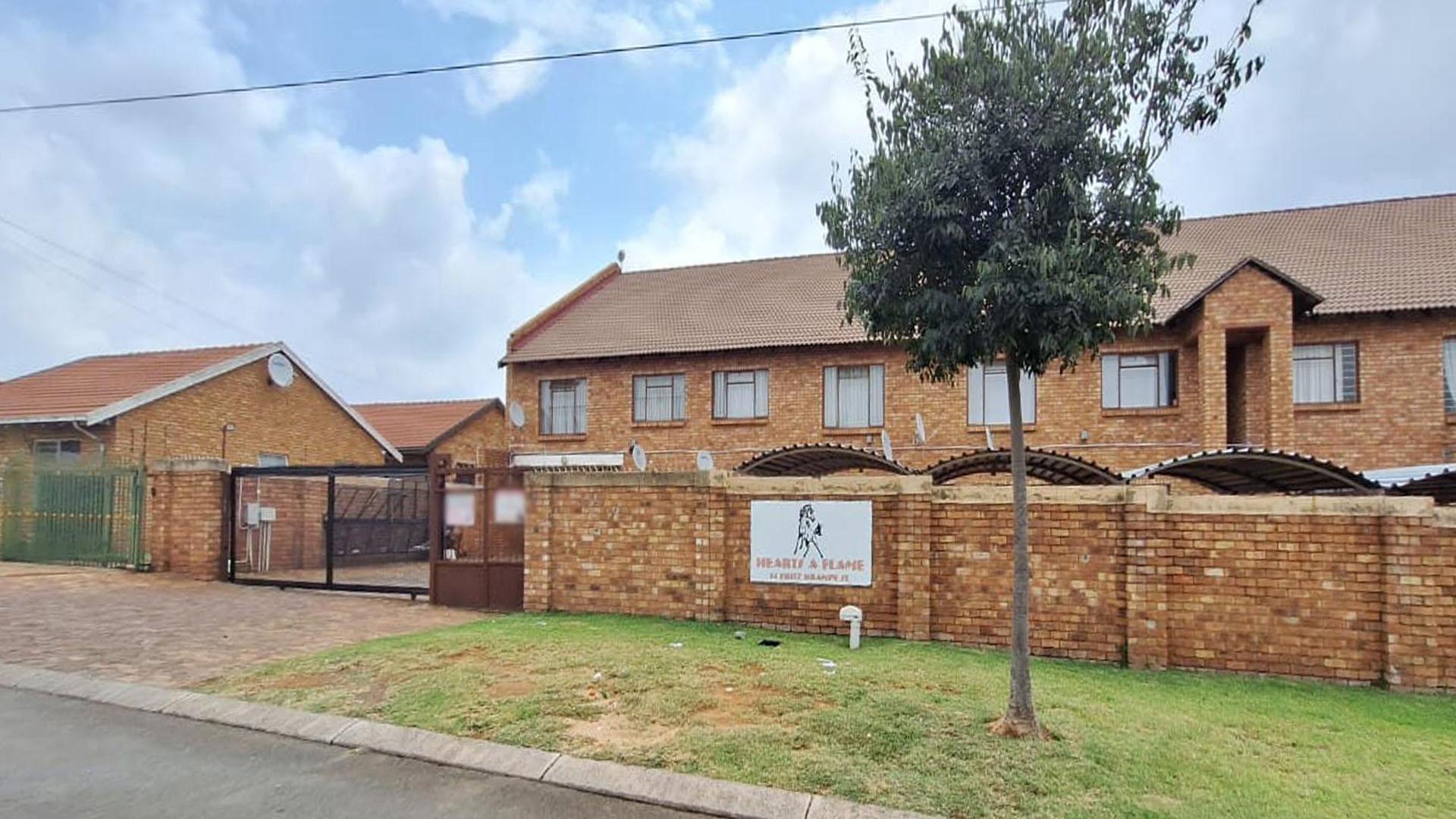 Front View of property in Greenhills