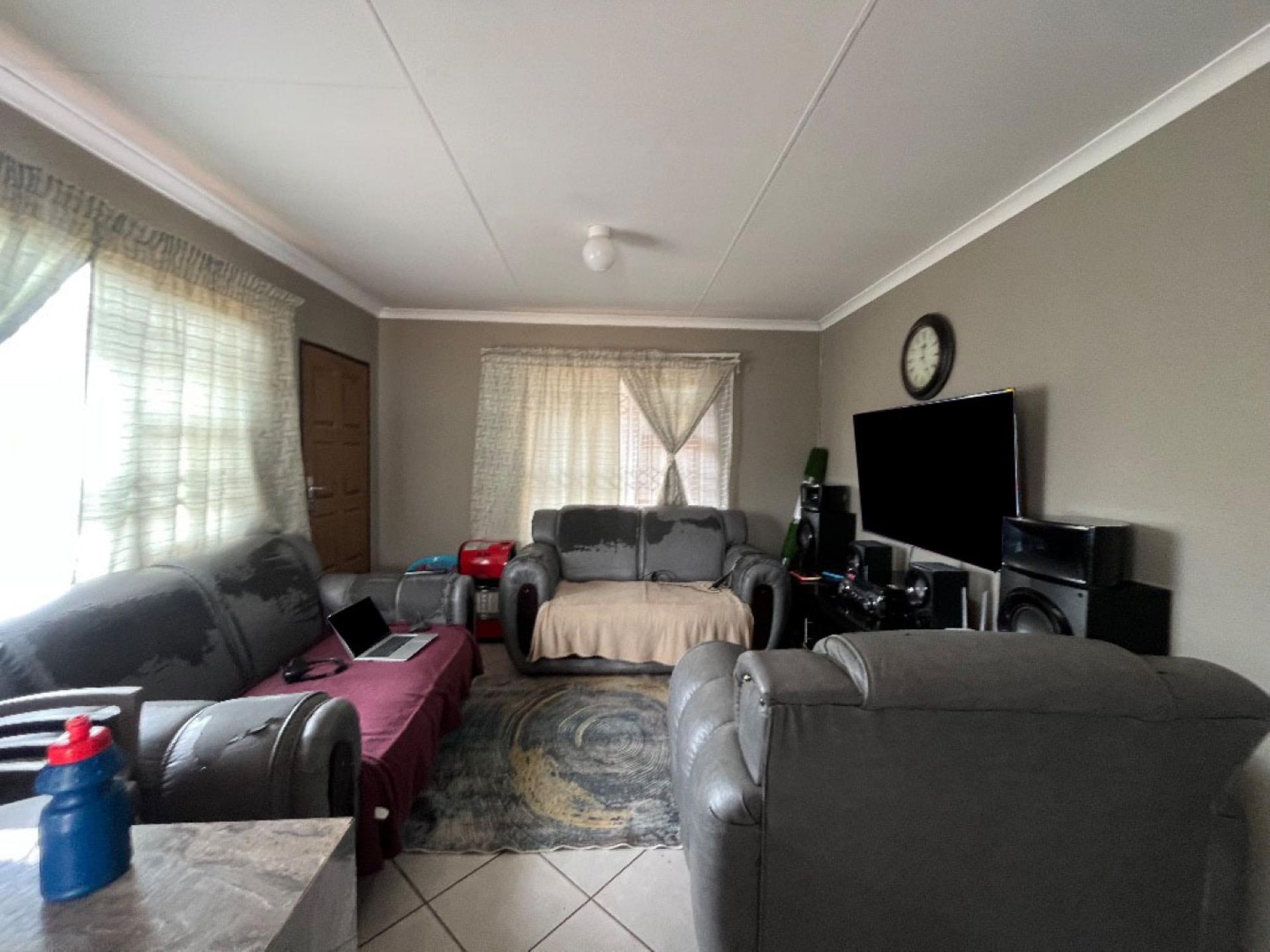 Lounges of property in The Orchards