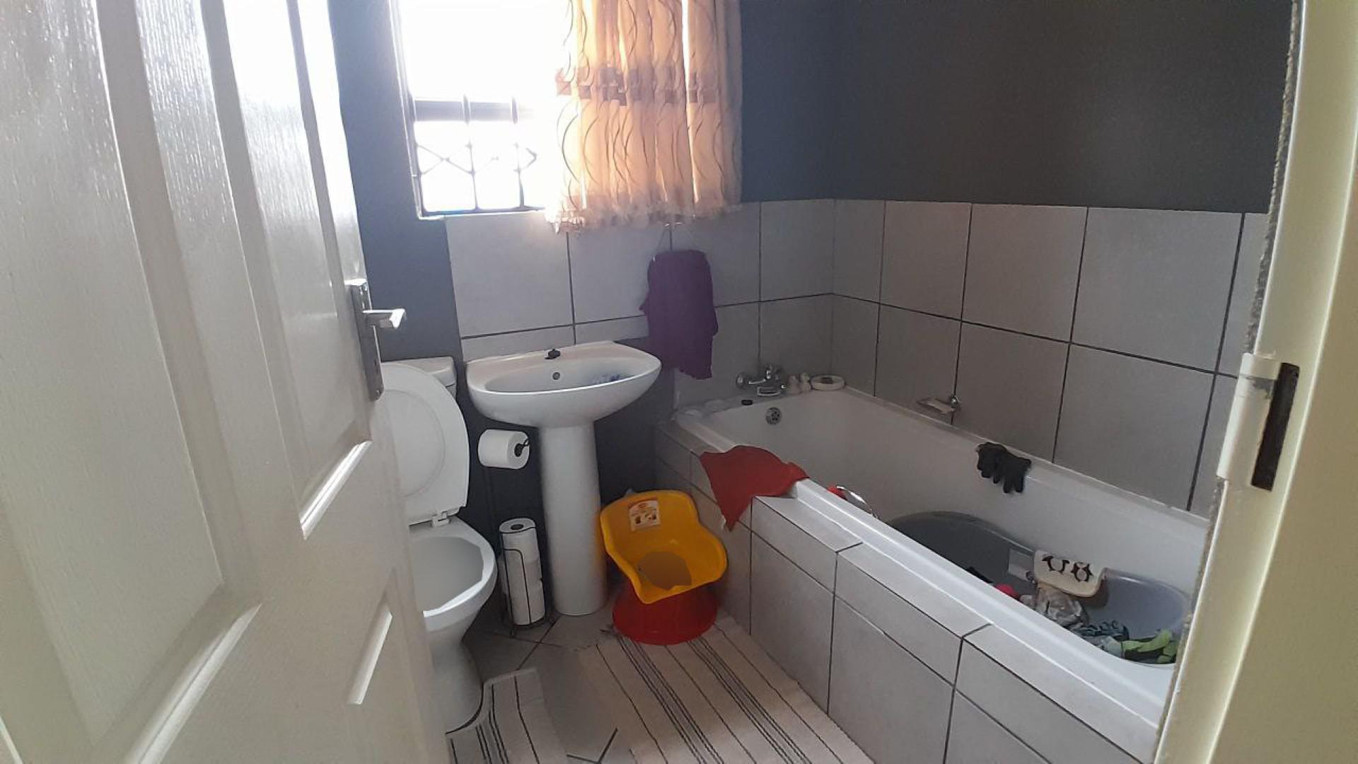 Bathroom 1 of property in The Orchards