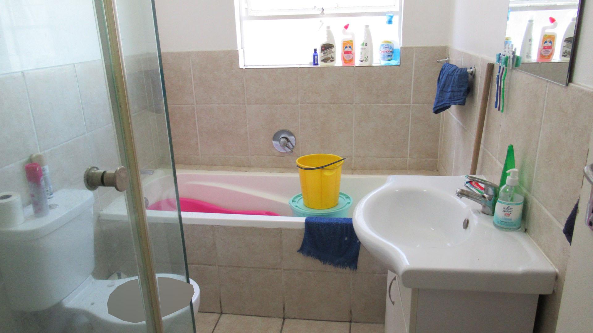 Bathroom 1 - 6 square meters of property in Bardene