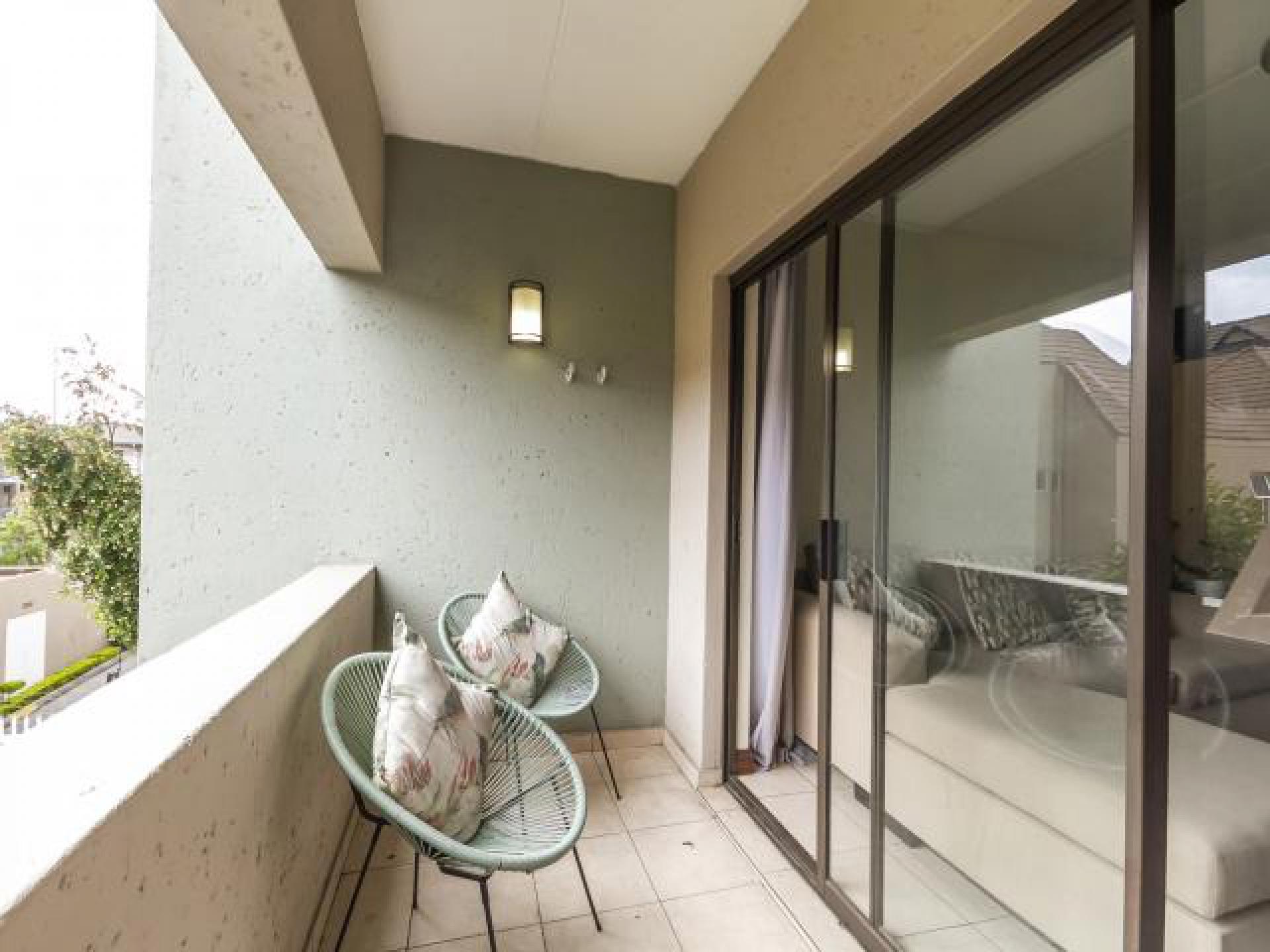 Balcony - 6 square meters of property in Ferndale - JHB