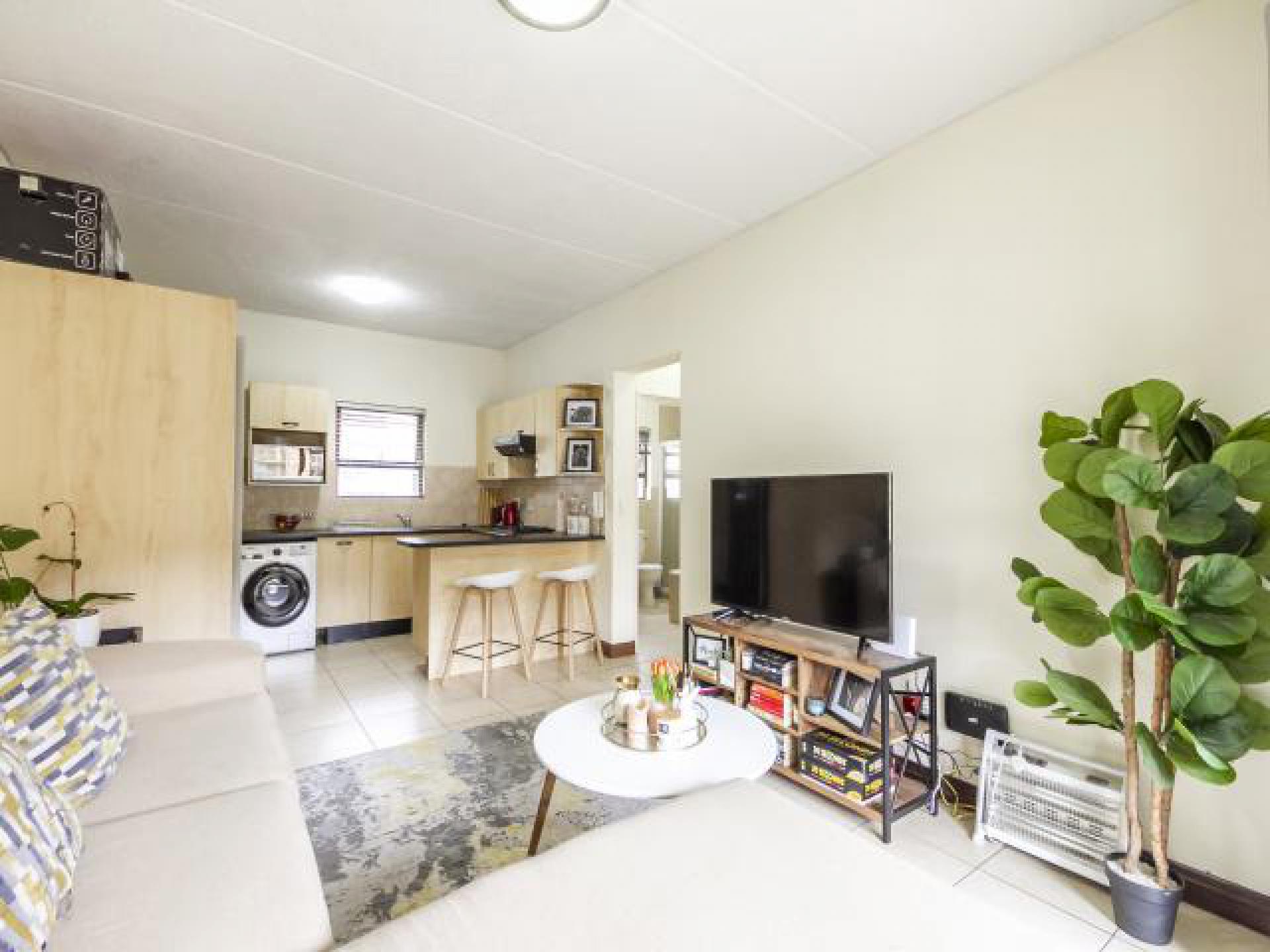 Lounges - 21 square meters of property in Ferndale - JHB