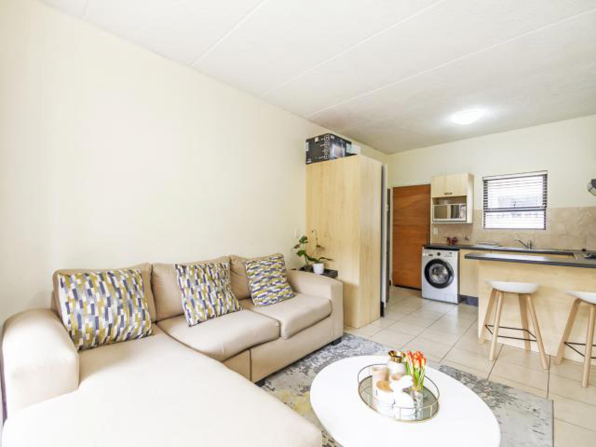 Lounges - 21 square meters of property in Ferndale - JHB