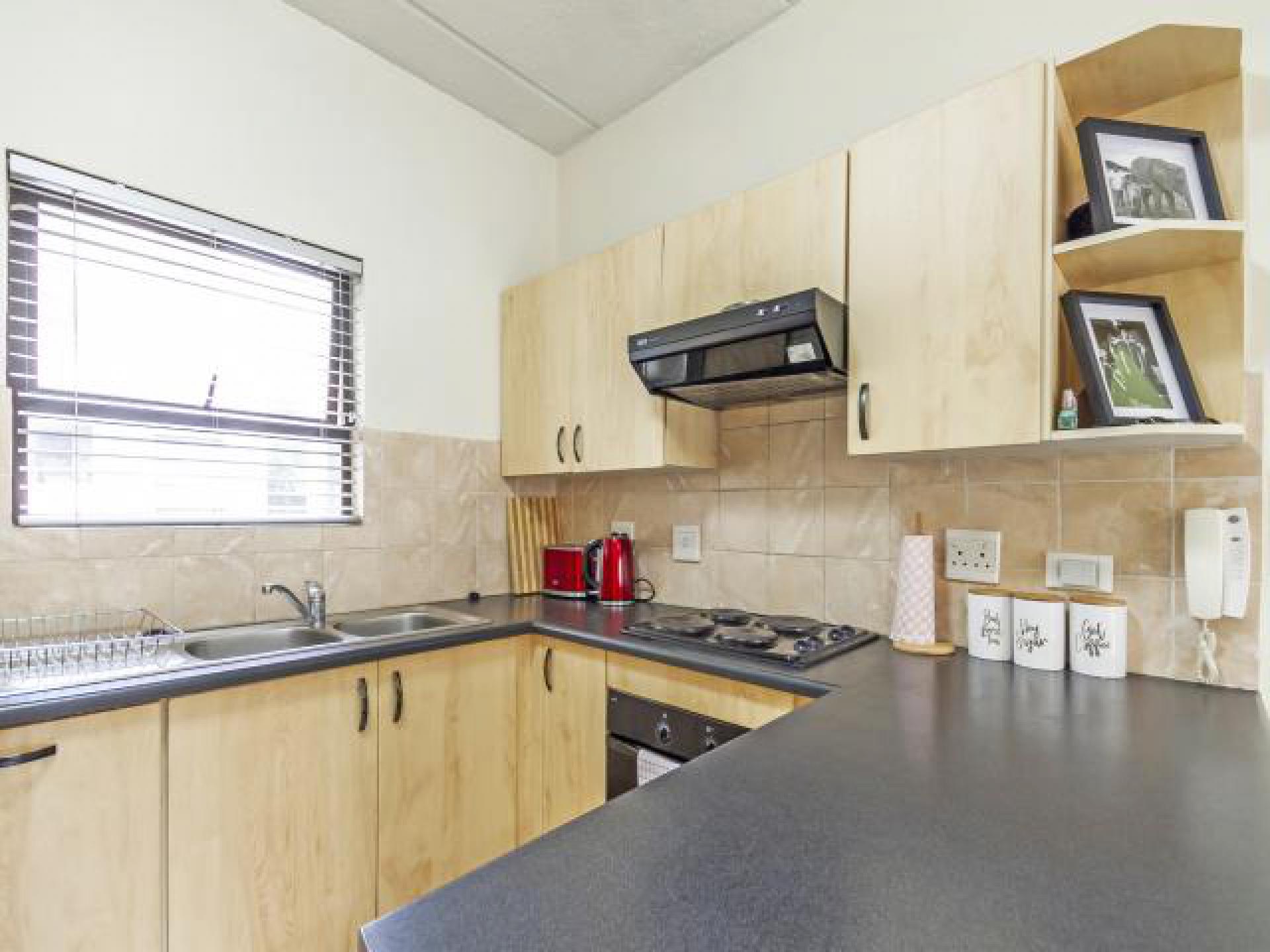 Kitchen - 10 square meters of property in Ferndale - JHB
