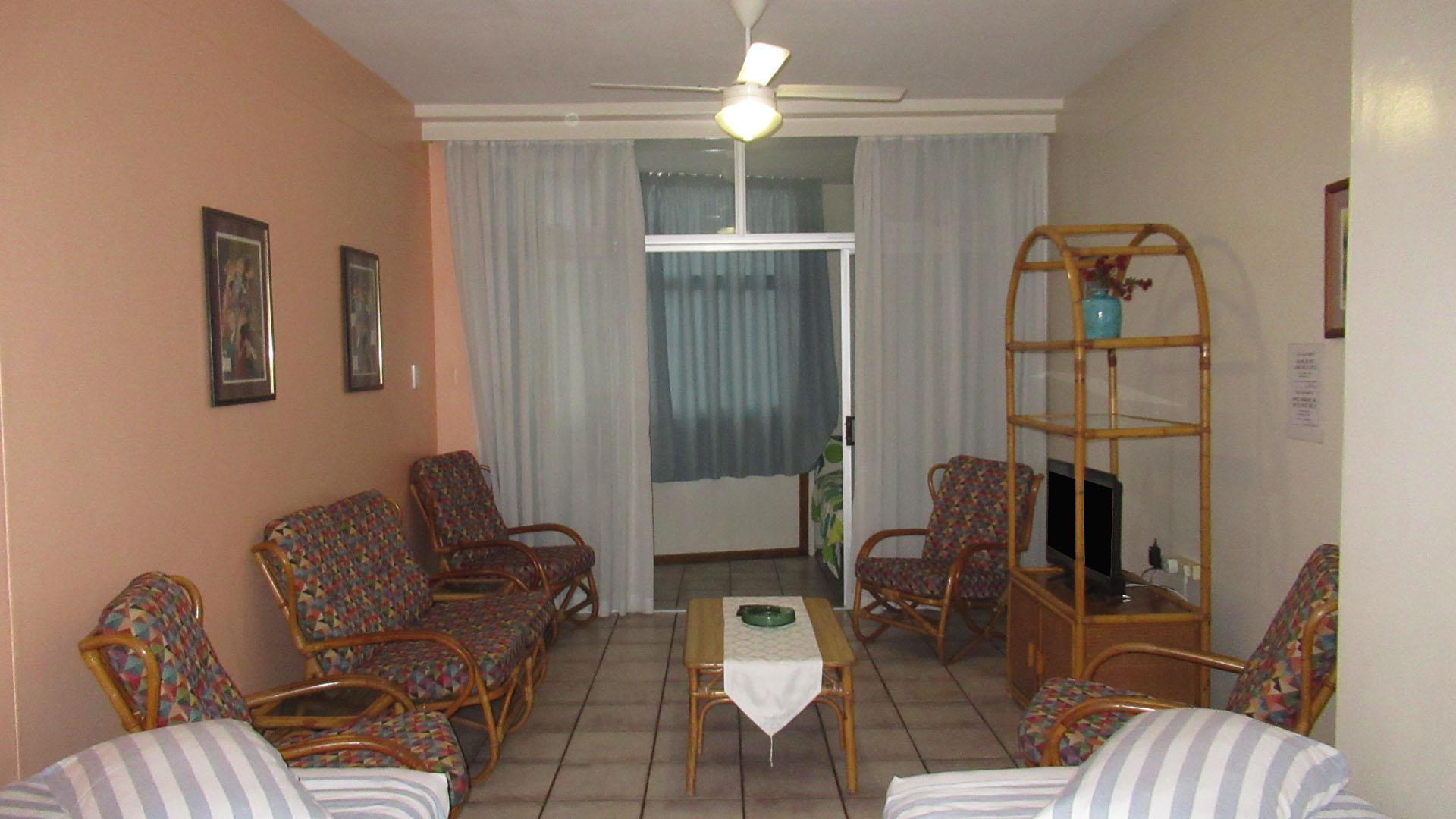 Lounges - 13 square meters of property in Amanzimtoti 