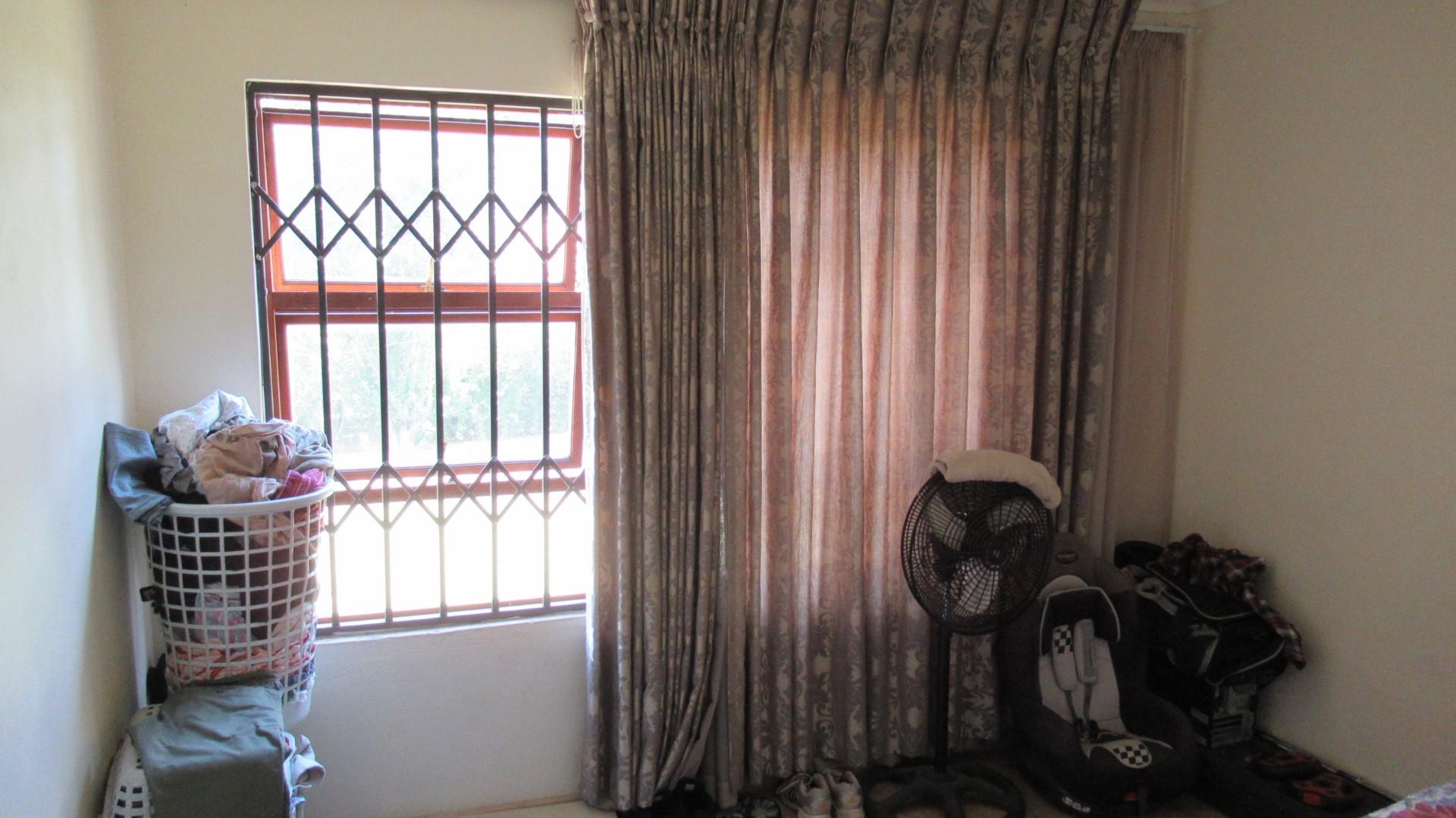 Bed Room 1 - 28 square meters of property in Esther Park