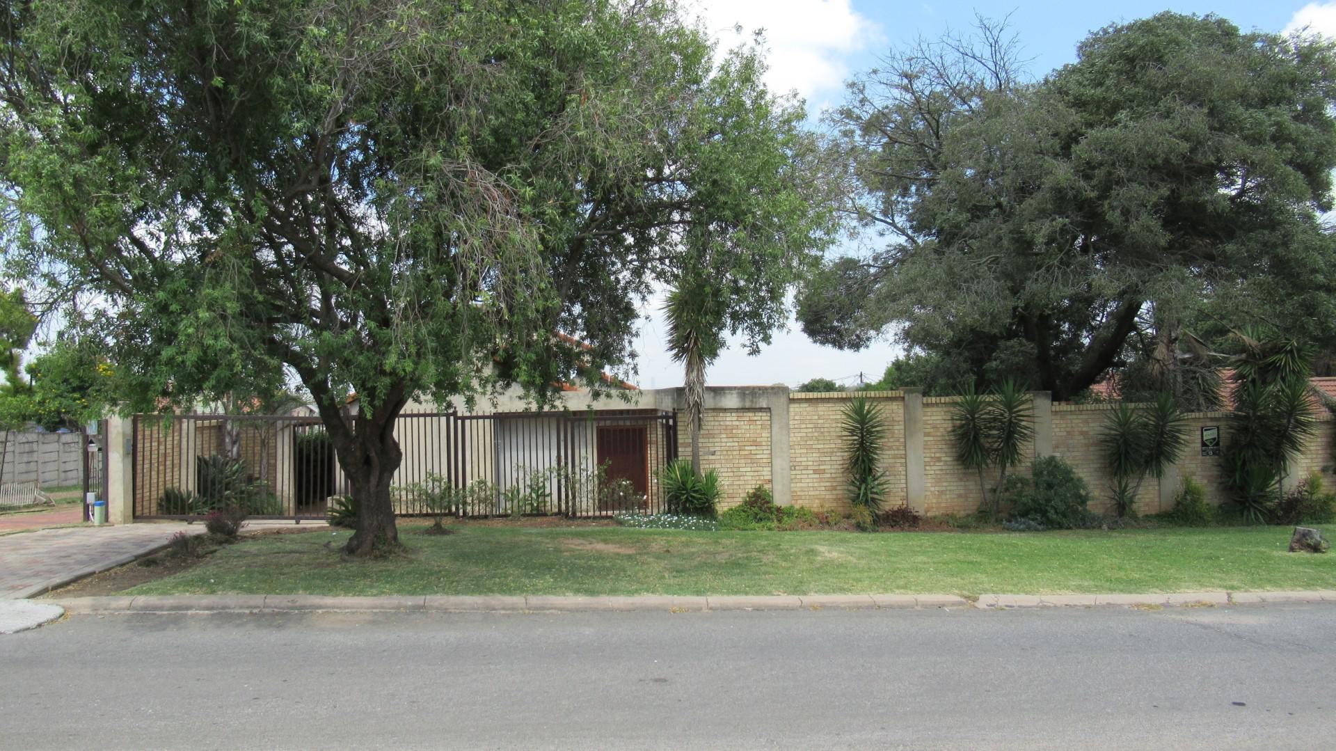 Front View of property in Esther Park