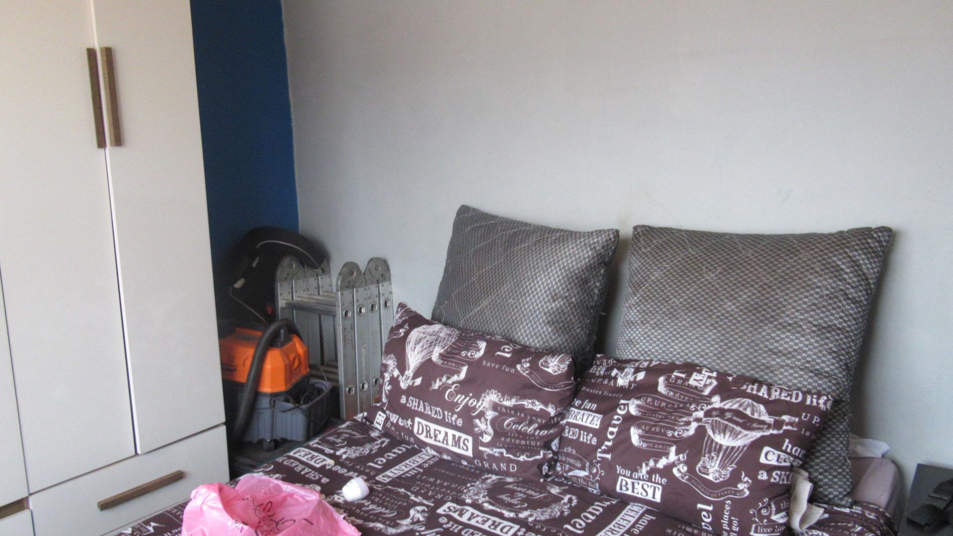 Bed Room 1 - 10 square meters of property in Klipspruit West