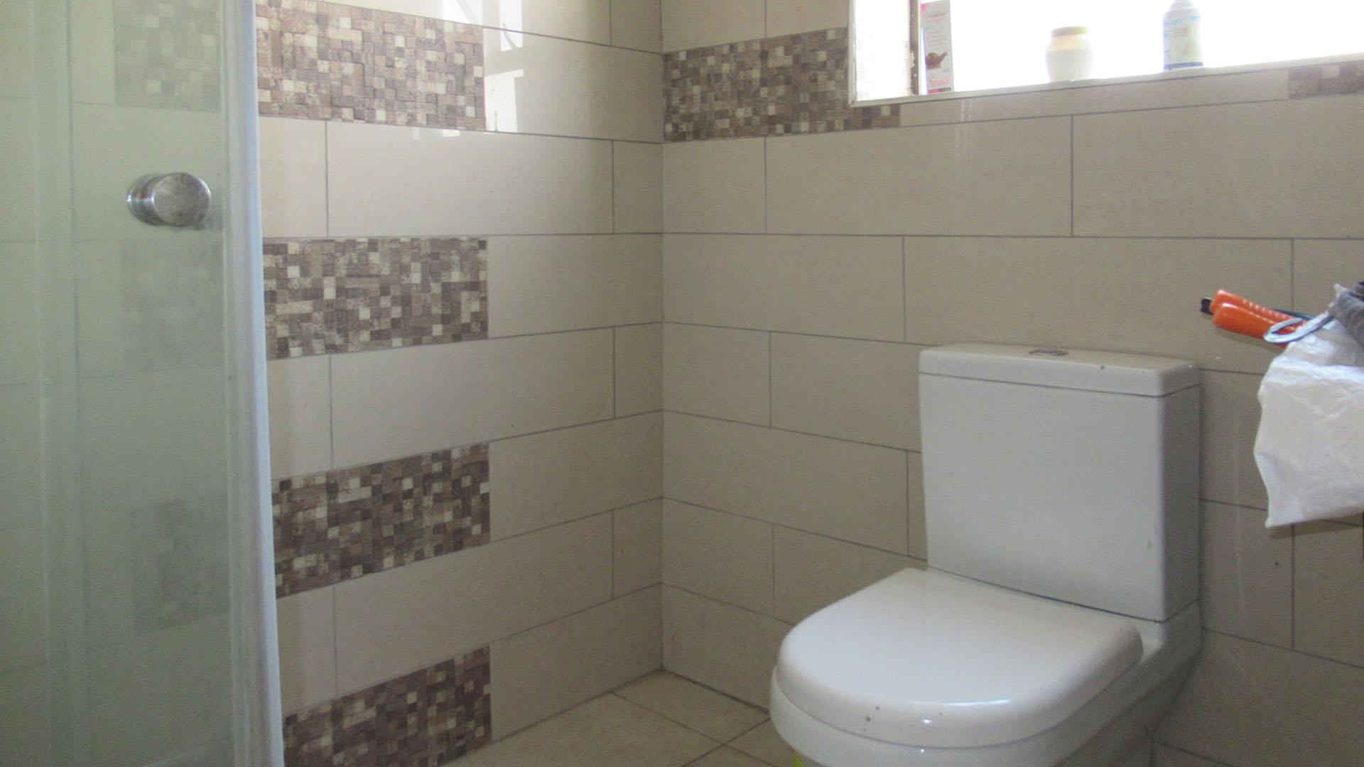 Guest Toilet - 9 square meters of property in Sundowner