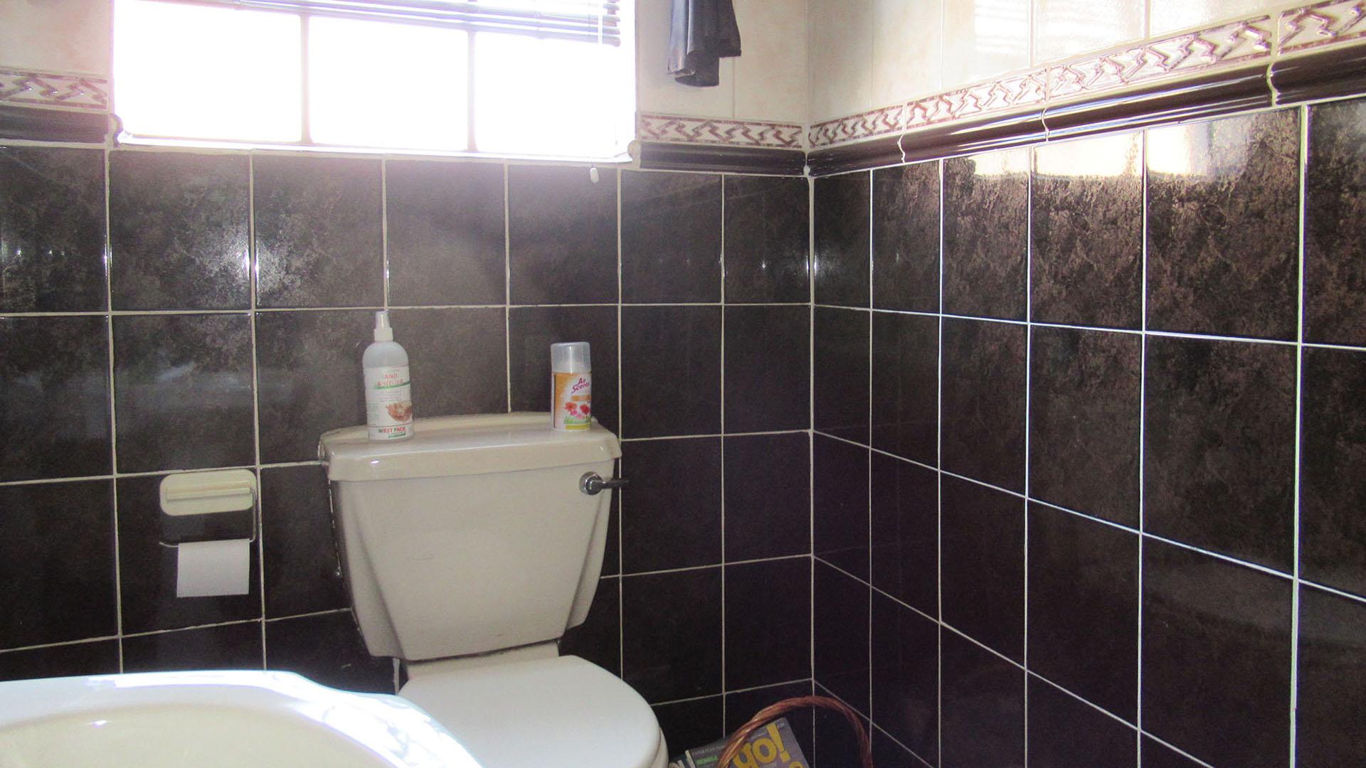 Guest Toilet - 9 square meters of property in Sundowner