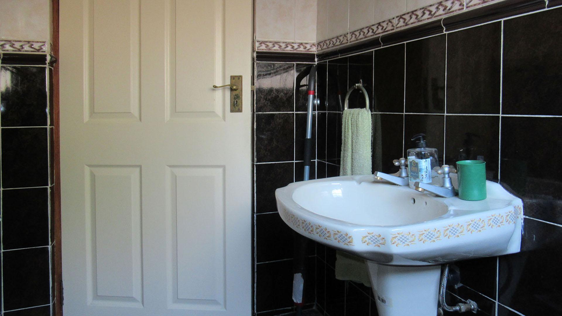 Guest Toilet - 9 square meters of property in Sundowner