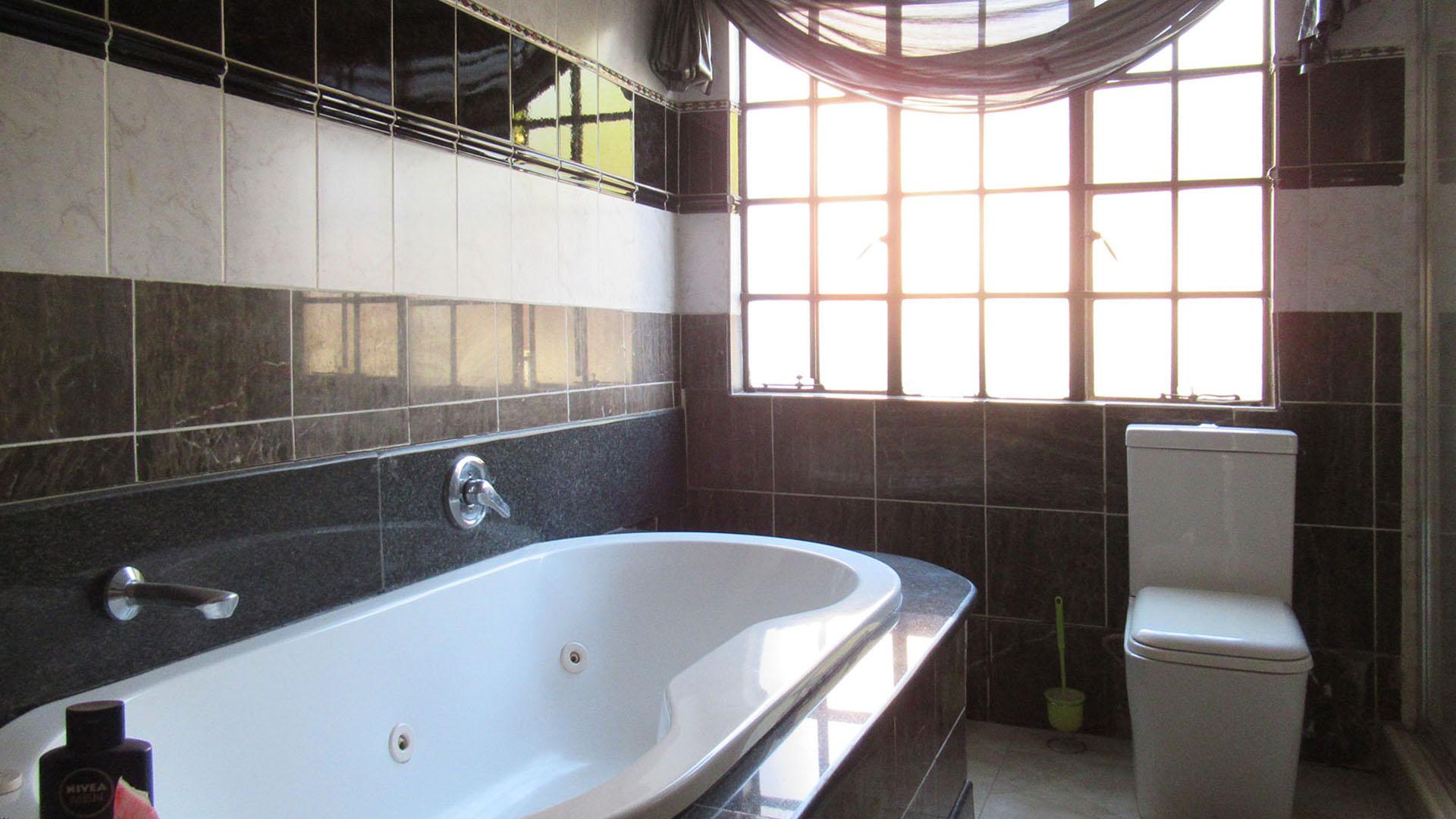 Bathroom 1 - 16 square meters of property in Sundowner