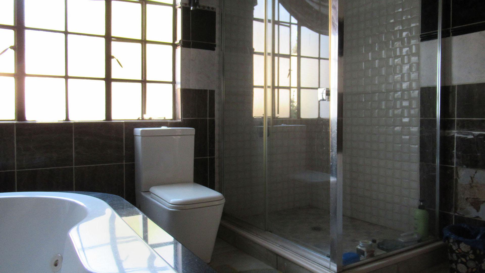 Bathroom 1 - 16 square meters of property in Sundowner