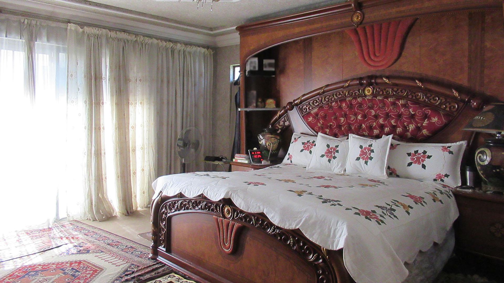Main Bedroom - 40 square meters of property in Sundowner
