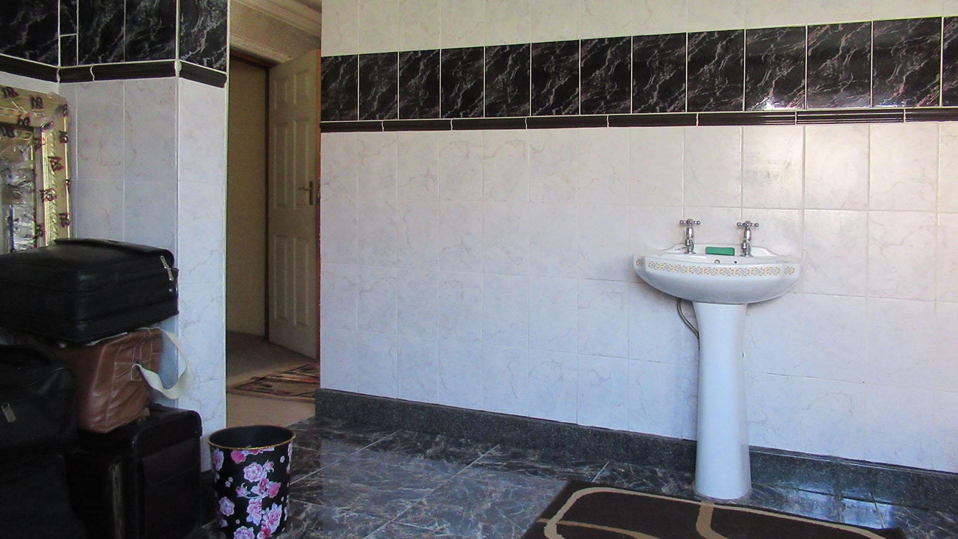 Main Bathroom - 15 square meters of property in Sundowner