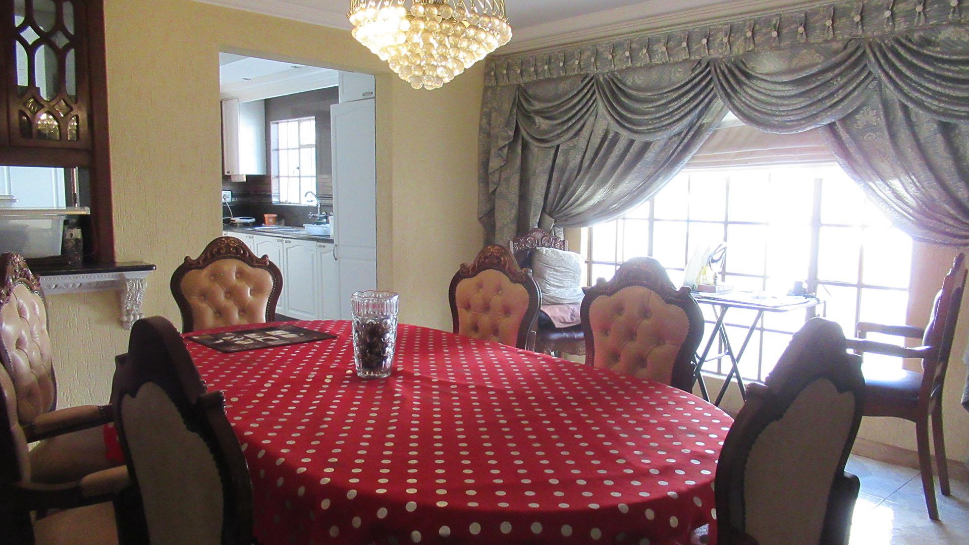 Dining Room - 27 square meters of property in Sundowner