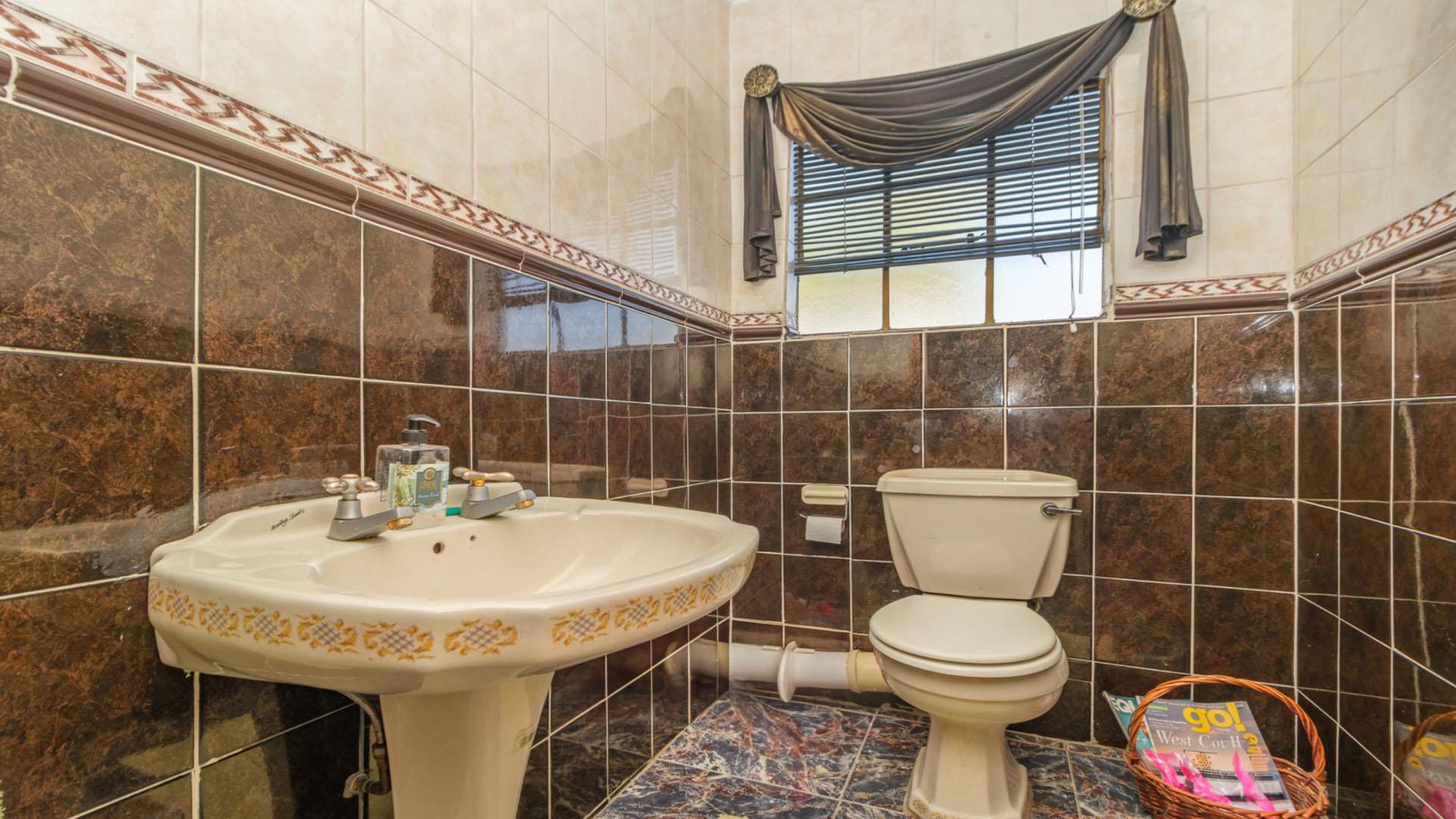 Bathroom 3+ of property in Sundowner